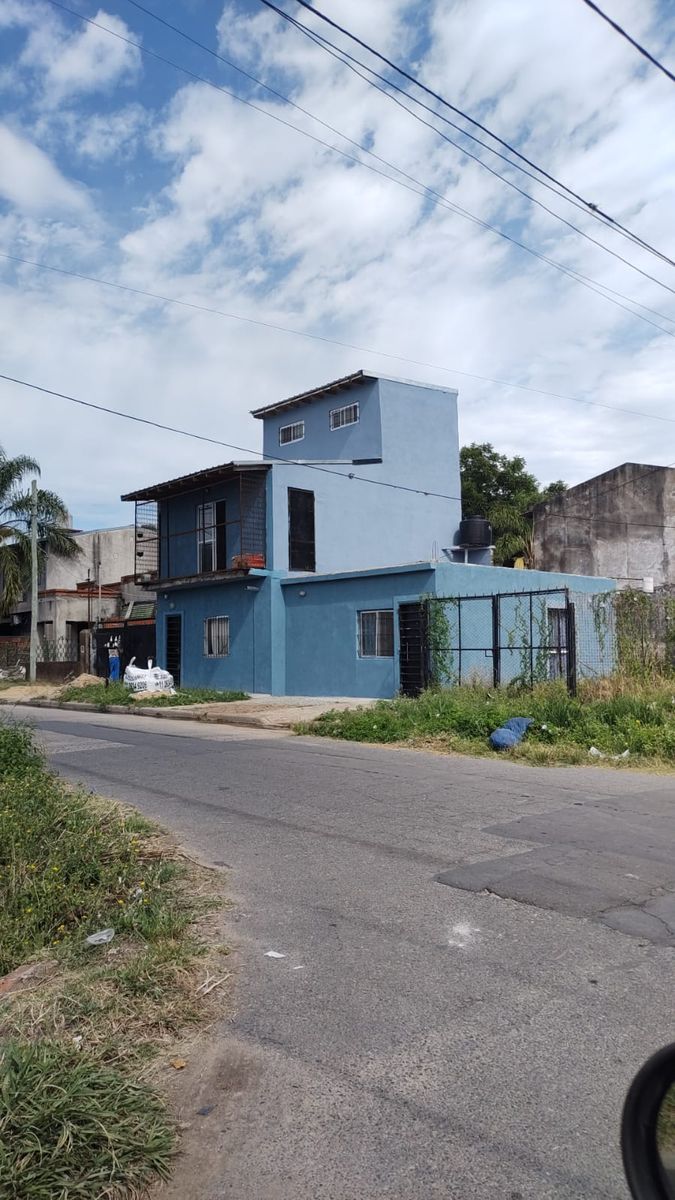 EXCELENTE PROPIEDAD DE TRES AMBIENTES CON GARAGE  PATIO LIBRE MASDEPARTAMENTO DOS AMBIENTES
