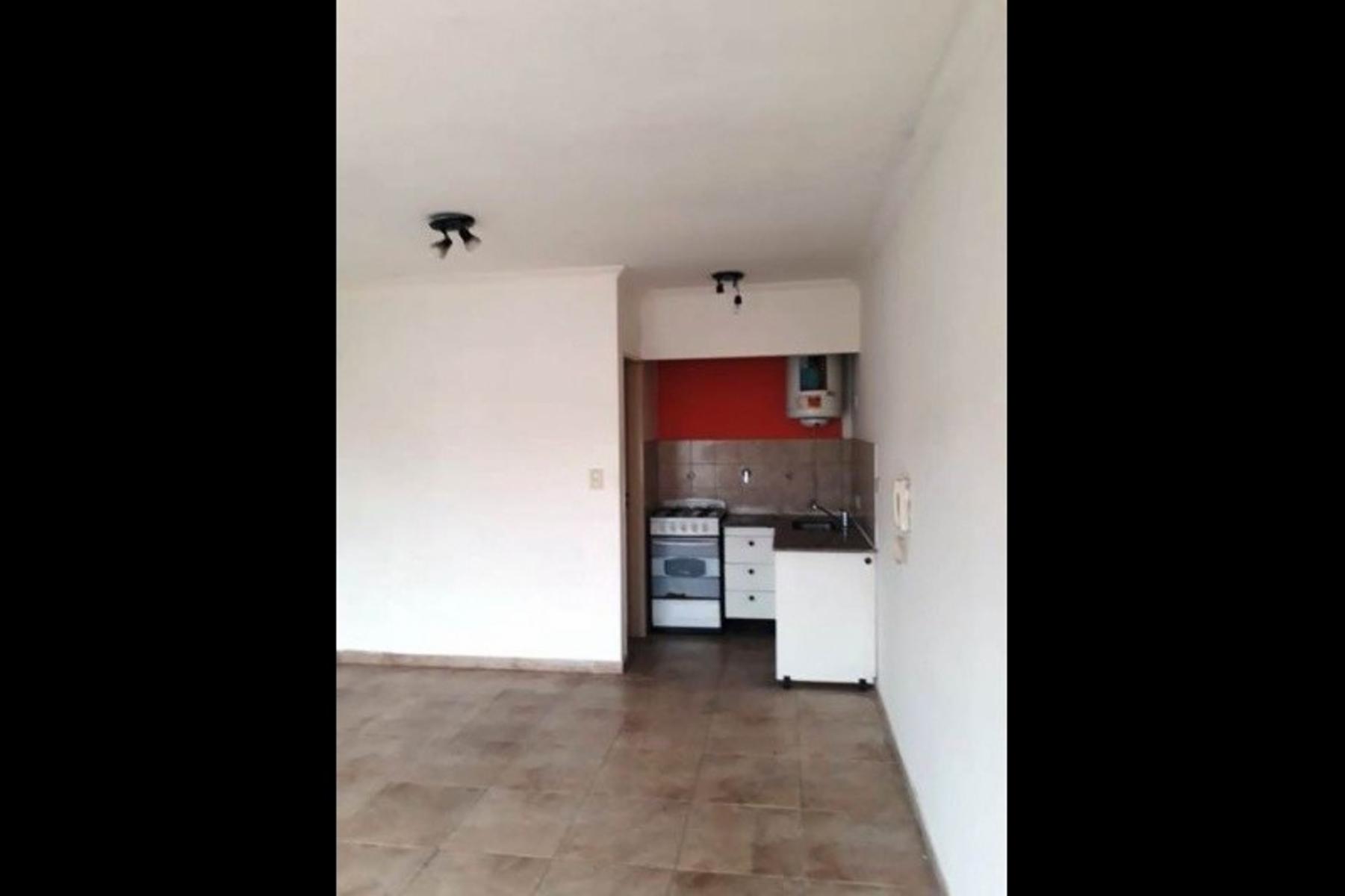 carlos pellegrini 1500 · Morón — foto 4
