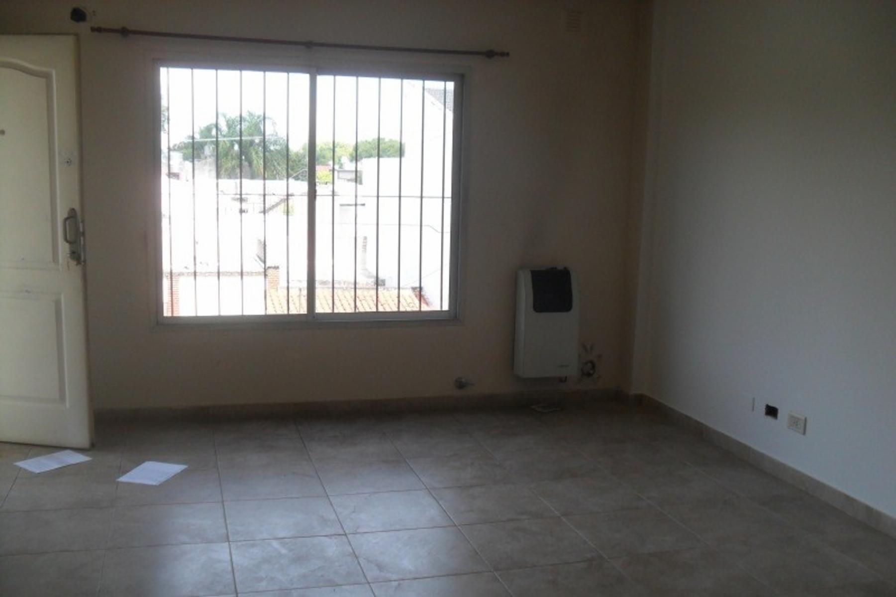 carlos pellegrini 1500 · Morón — foto 6