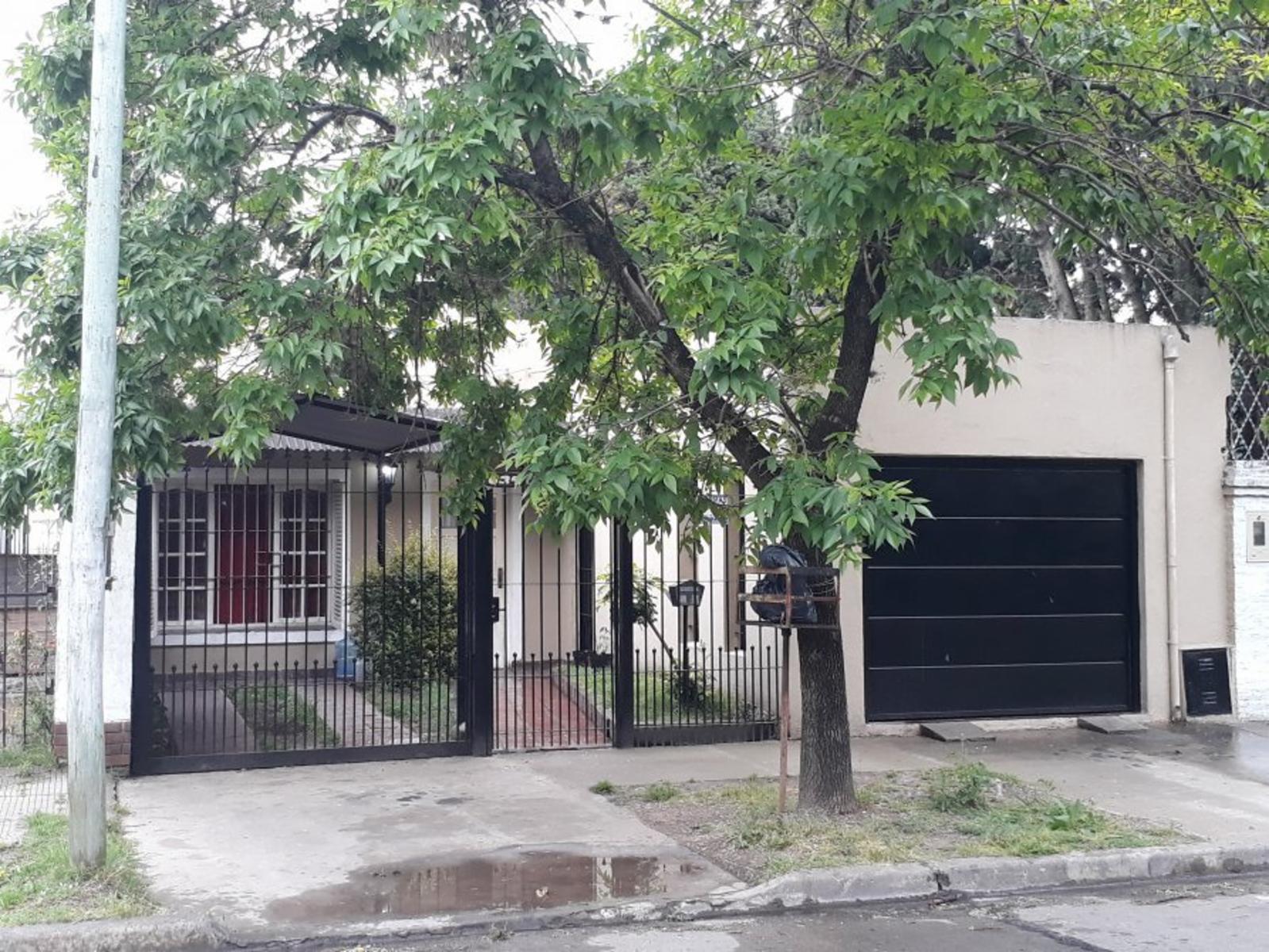CASA CON PILETA Y QUINCHO EN MONTE GRANDE