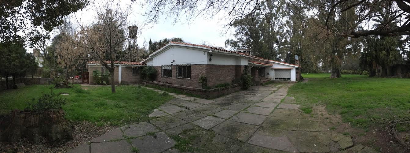 CASA DE TRES DORMITORIOS CON AMPLIO JARDIN