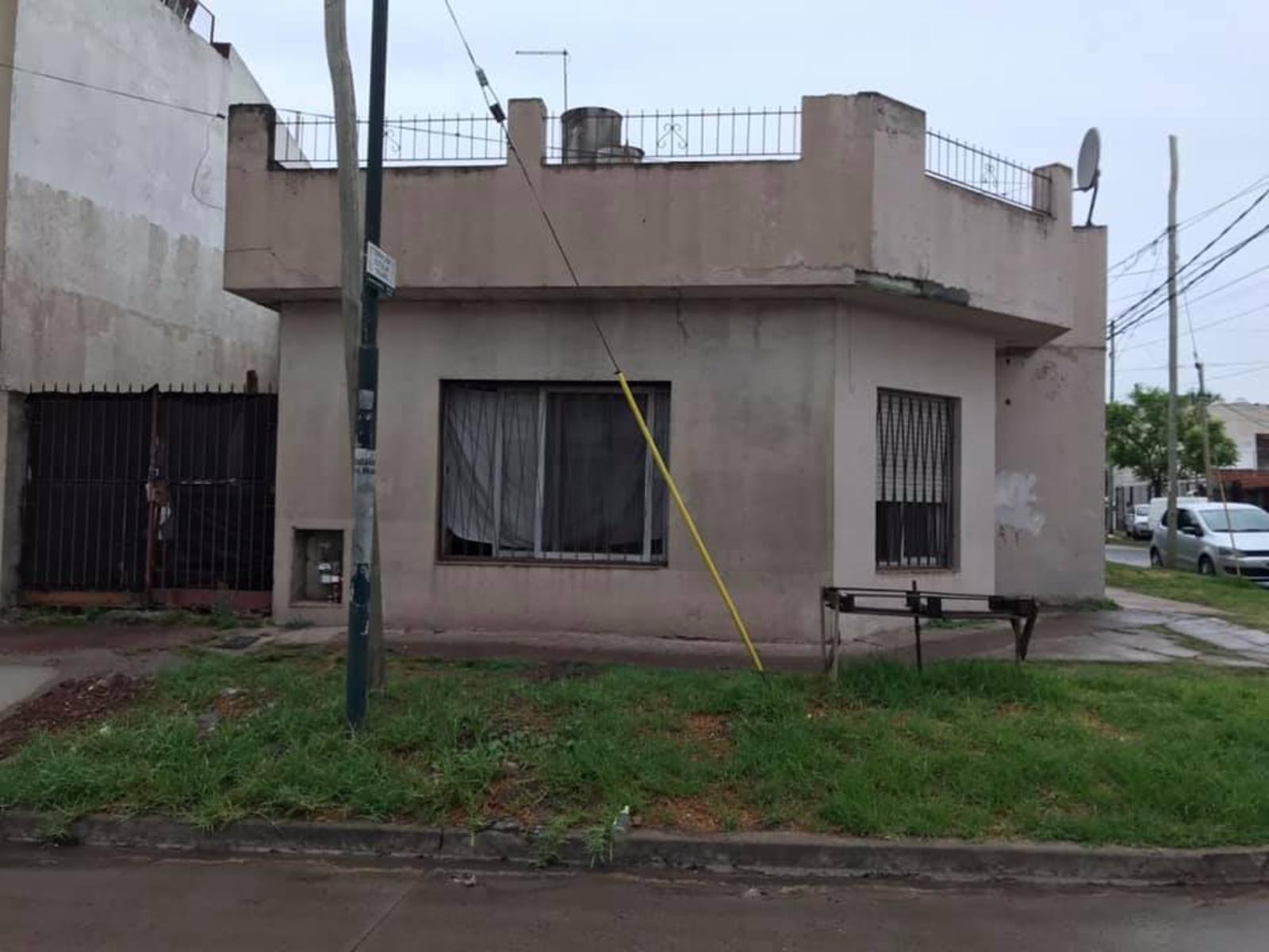 CASA EN JOSE LEON SUAREZ