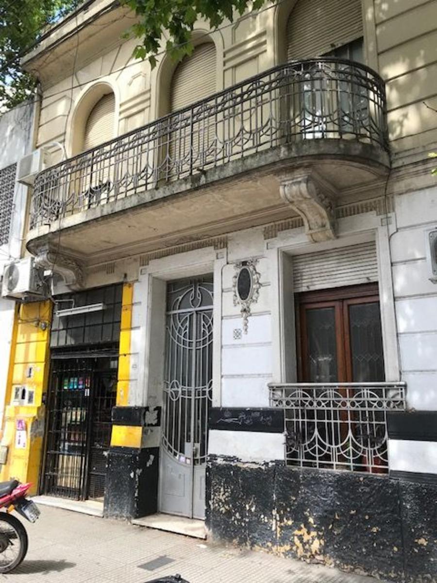 Castrobarros al 1100 HERMOSA CASA DE 5 AMBIENTES ANTIGUA CON PATIO