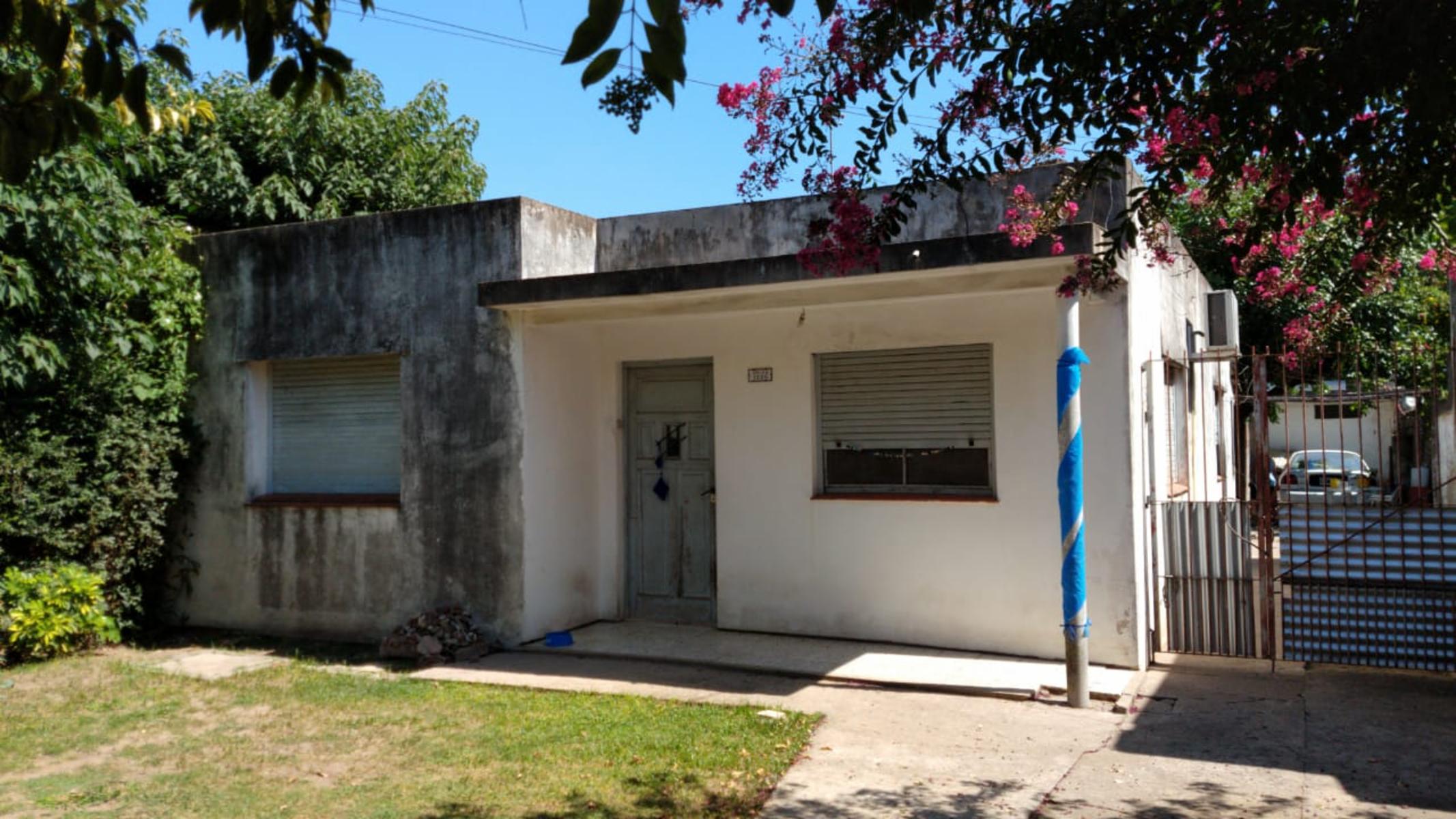 EXCELENTE CASA MULTIFAMILIAR AL FRENTE CASA TRES AMBIENTES CON PATIO Y ENTRADA DE AUTO Y AL FONDO CASA DOS AMBIENTES AMPLIO