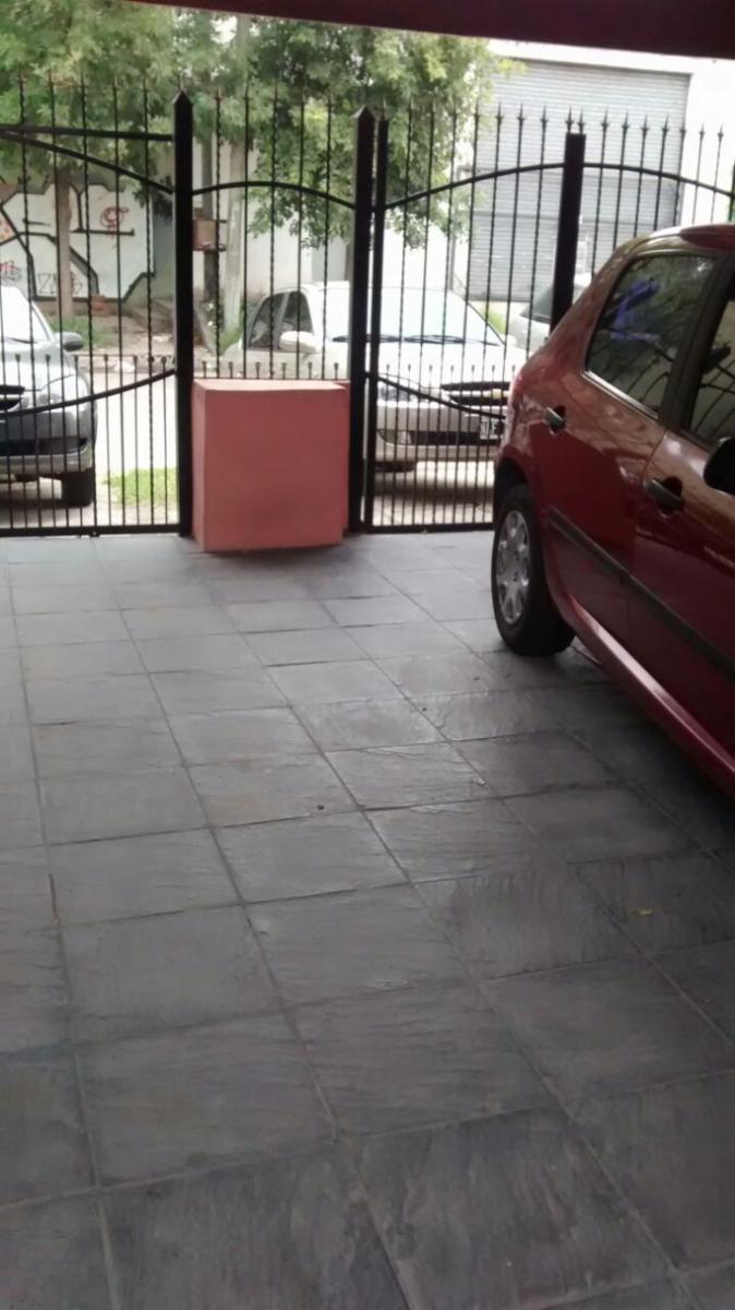 Excelente propiedad compuesta con local comercial habilitado.