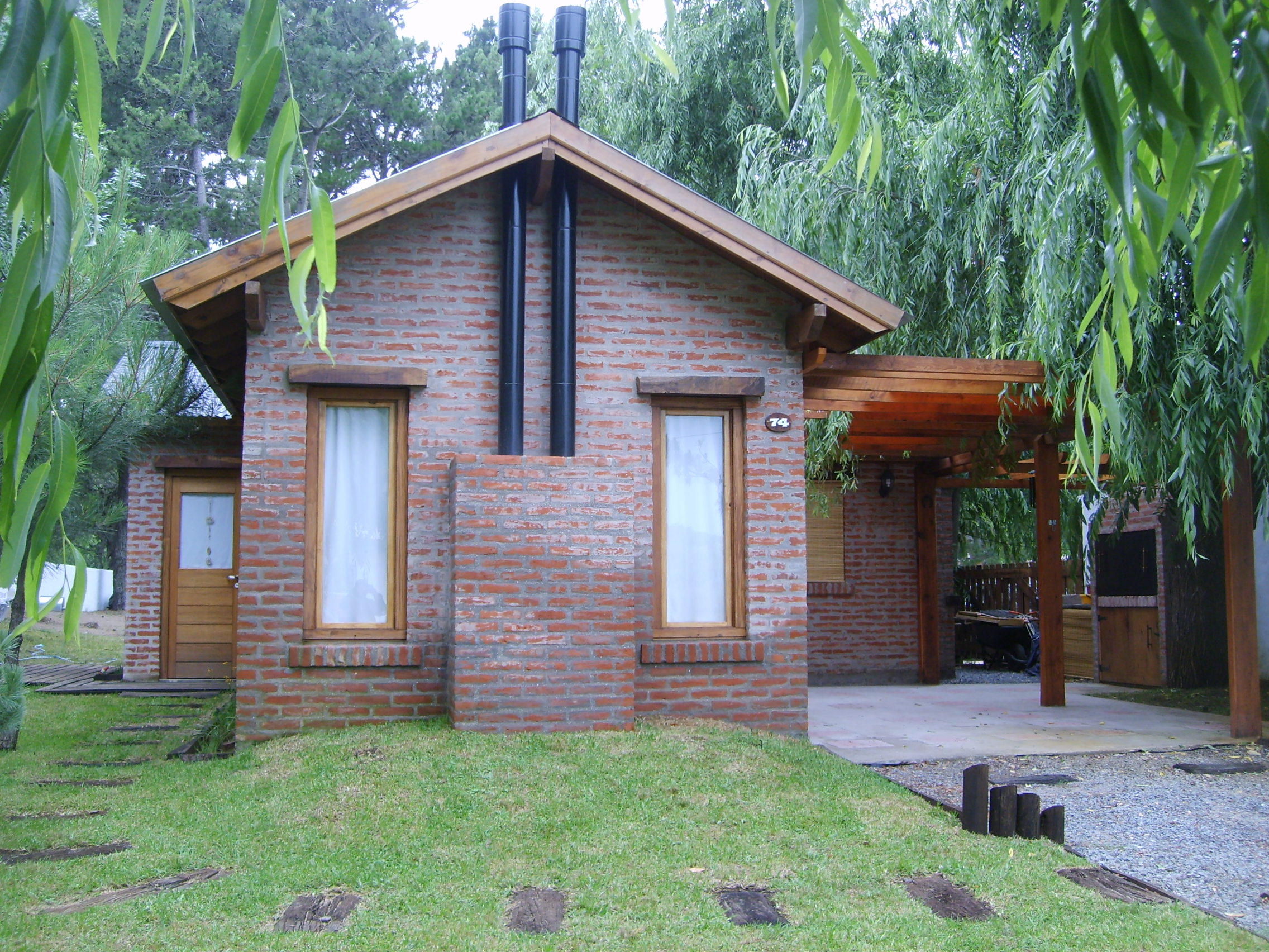 COSTA DEL ESTE: EXCELENTE CHALET de categoría estilo campo, con hermosa arboleda c/bosque de pinos y parque.A cdras del Mar.