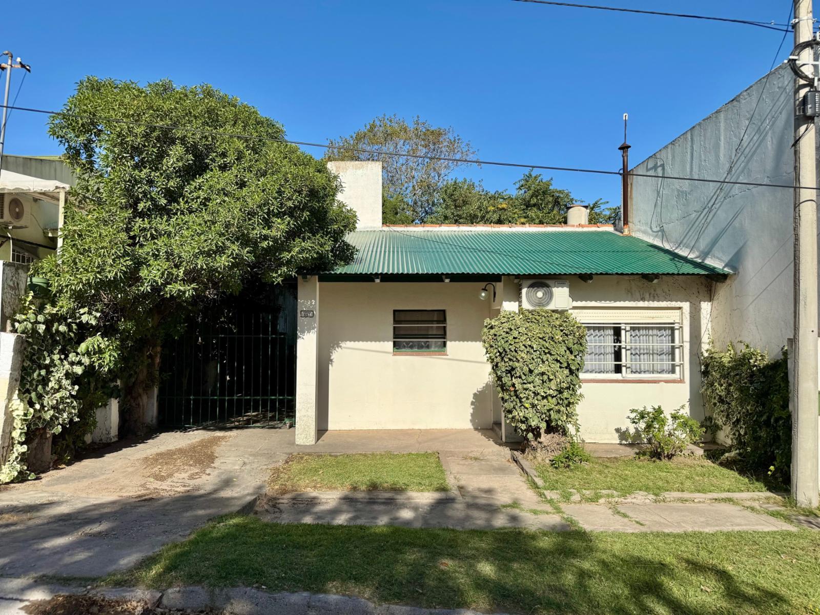 HERMOSA CASA 2 DORMITORIOS CON PATIO