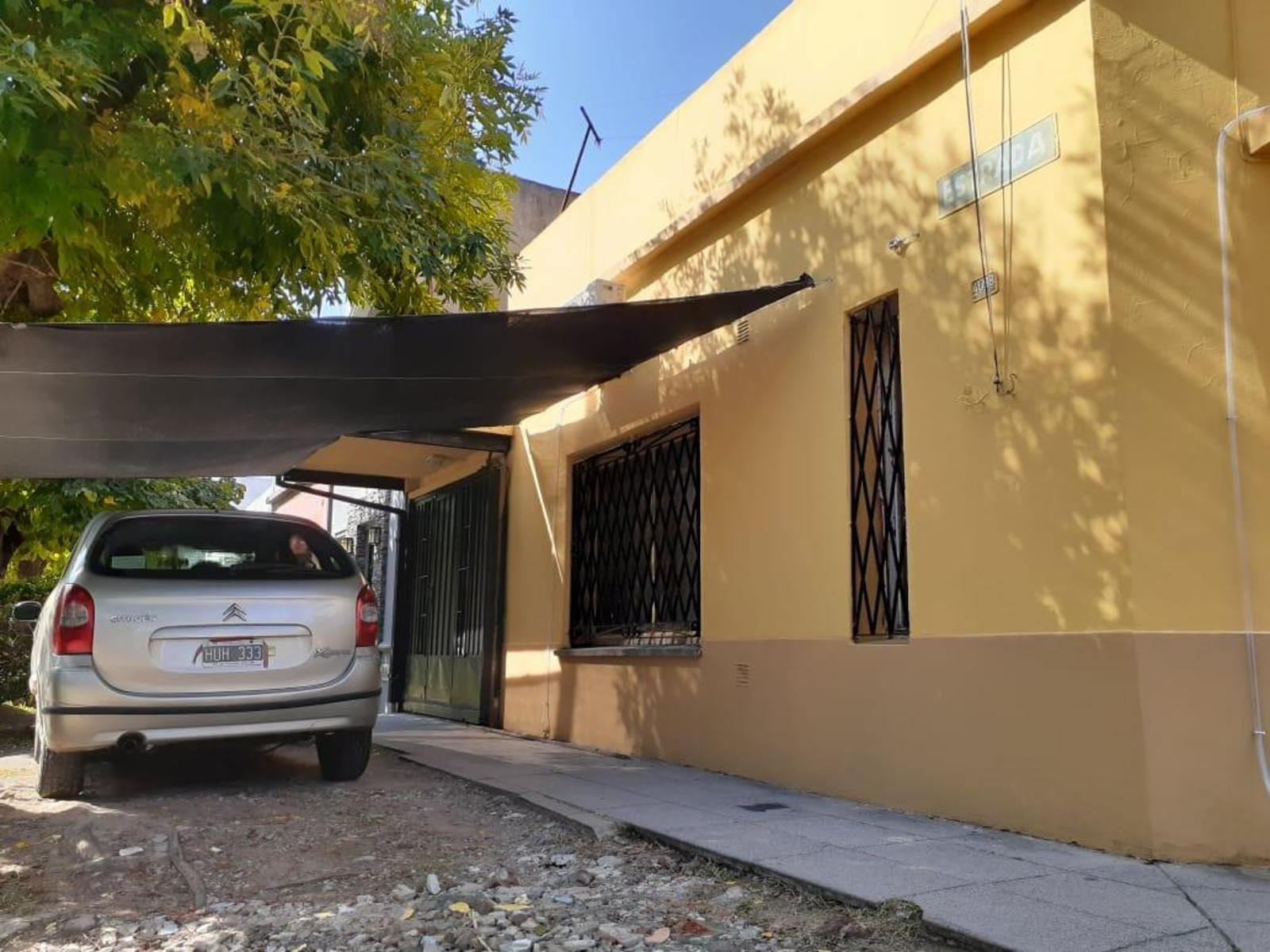 CASA EN ESQUINTA EN VENTA ESTRADA 4000