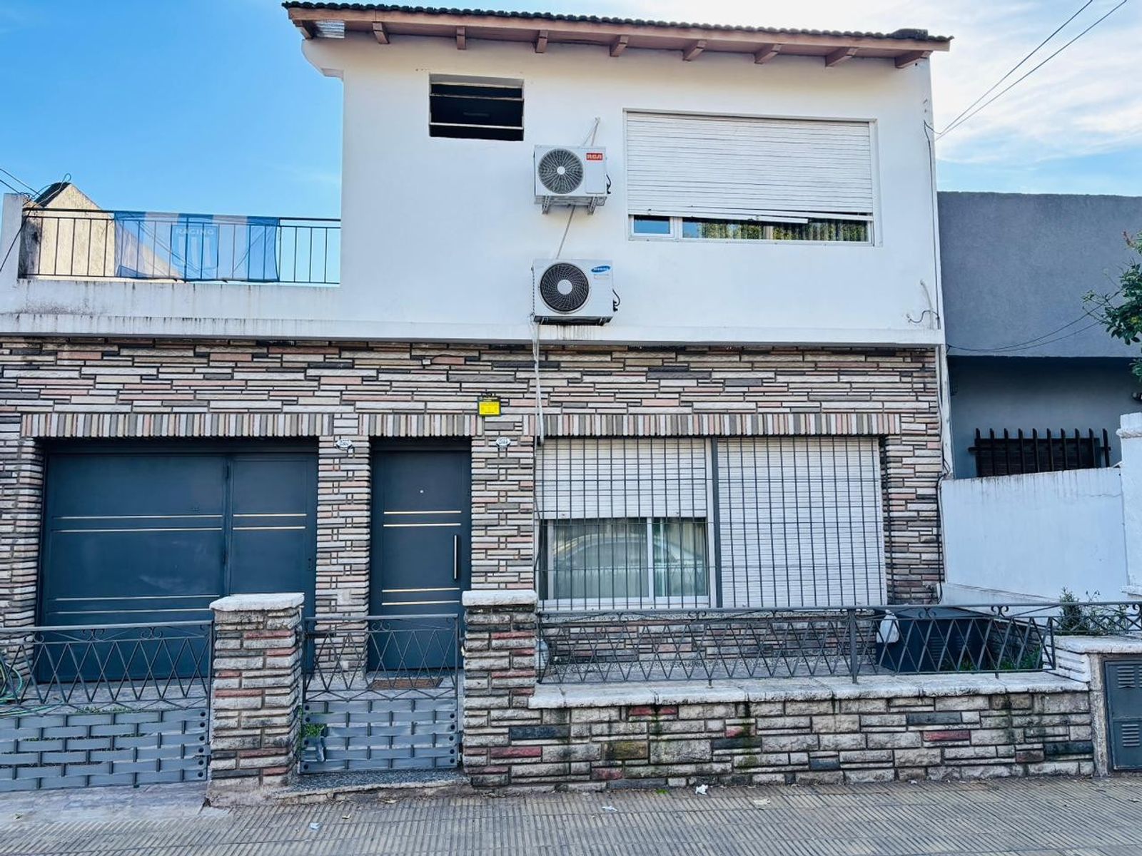 CASA EN LOTE PROPIO CON FONDO LIBRE Y PISCINA.