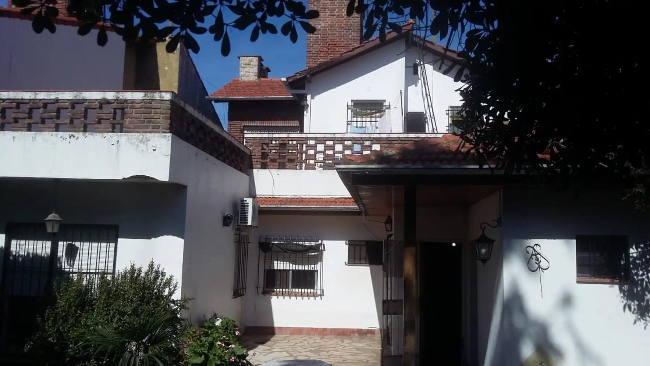 Venta Excelente Chalet De Dos Plantas 10x38 Mts. Más Hermoso Jardín.AModernizar. Pirovano 100. Martinez