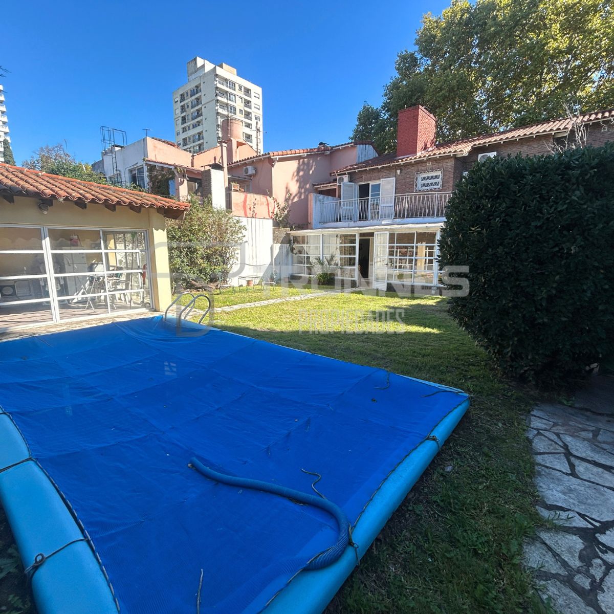 Venta - Casa 6 Ambientes en Dos Plantas, Sobre A. Alsina - Jardin, Pileta y Quincho - Lomas de Zamora