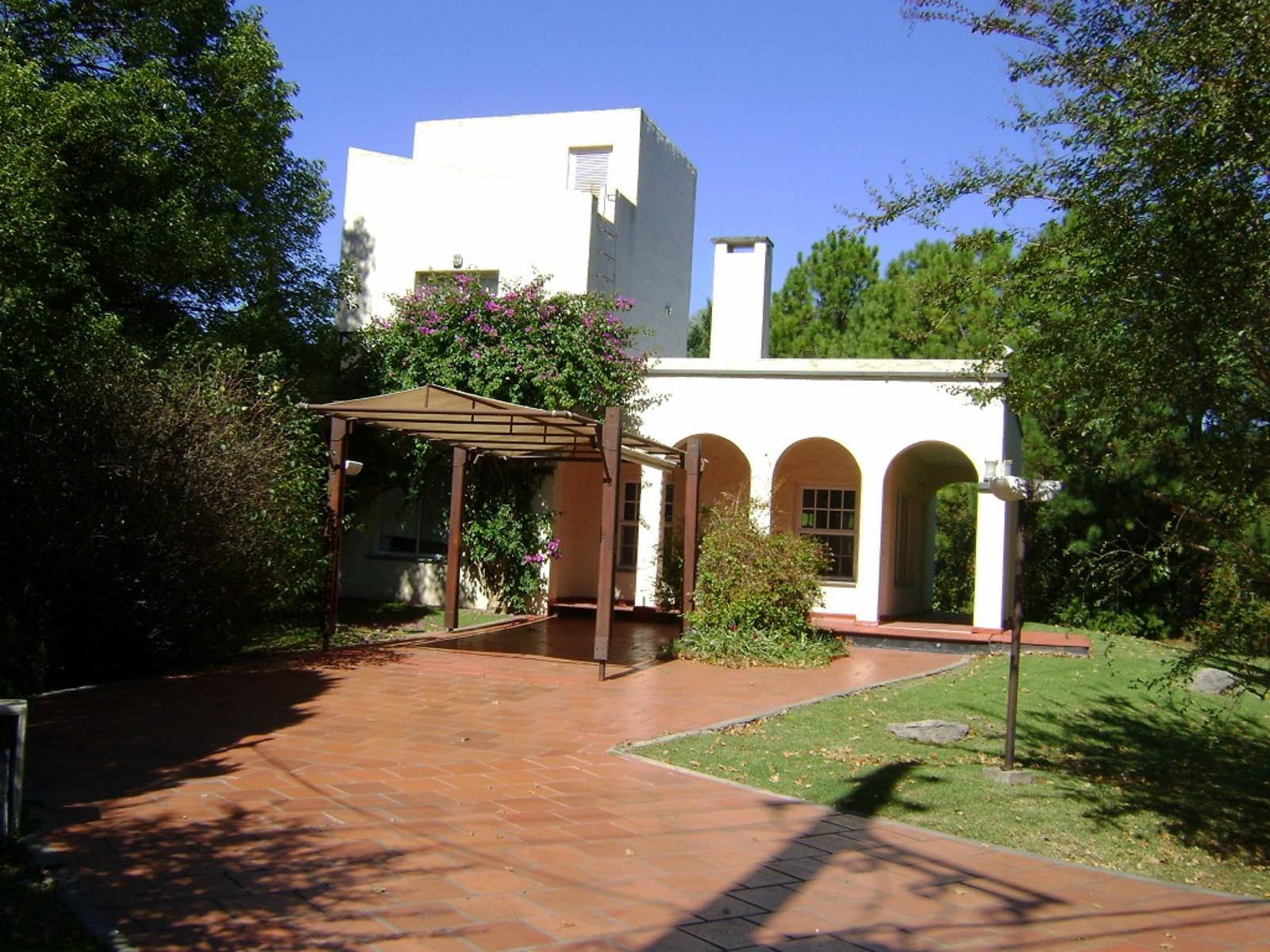 COUNTRY CASA SOBRE PARQUE 1500 m2.RIEGO POR ASPERSIÓN  ARBOLADO 192 m2. CUBIERTOS NOVOA PROPIEDADES