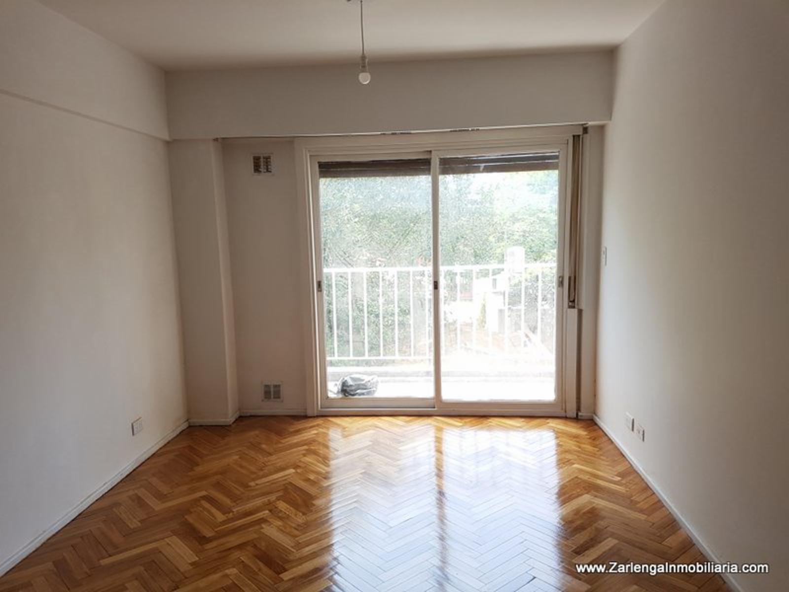 Arcos 2300, 3 amb en venta al contrafrente con balcón.-