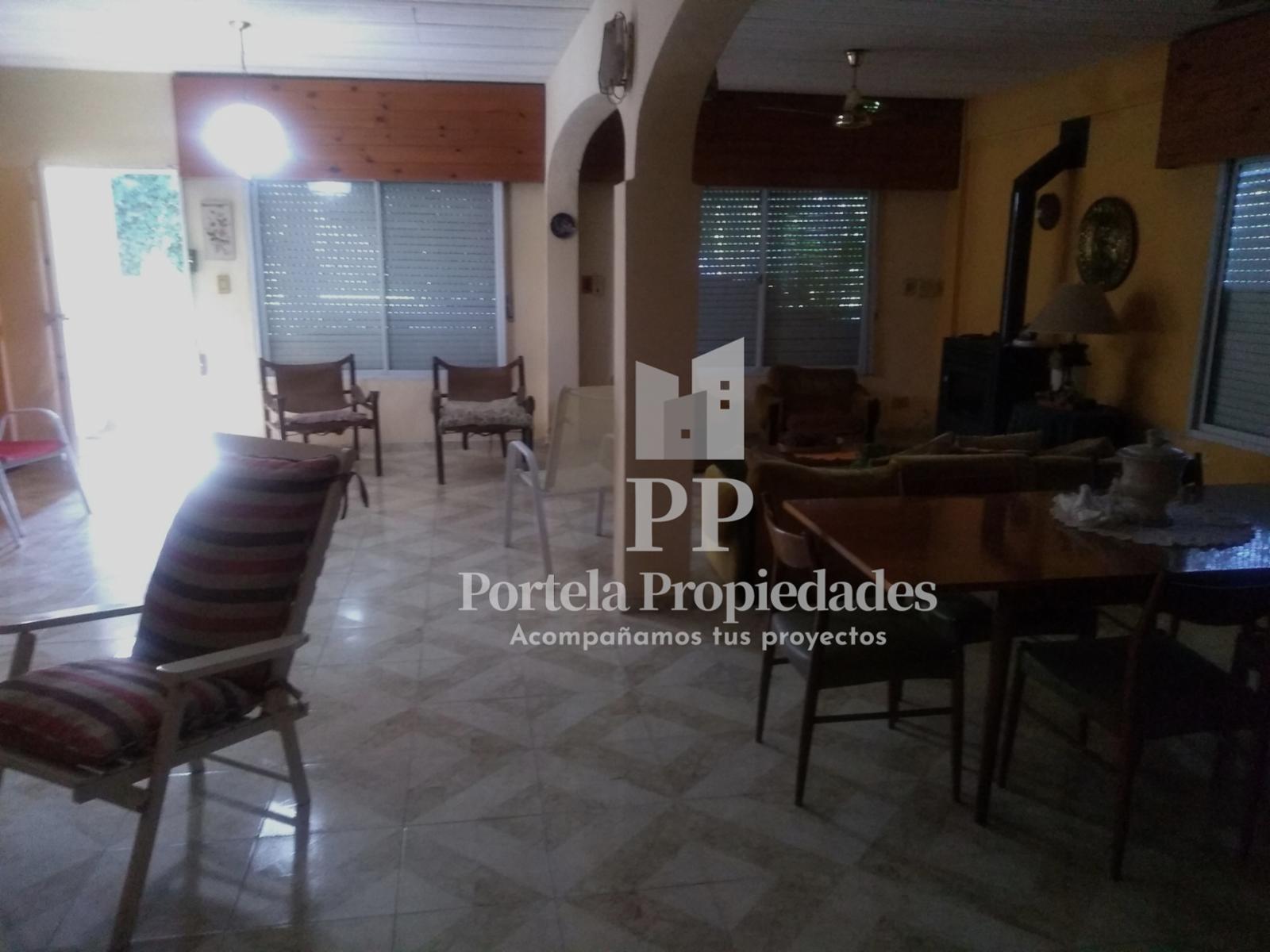 CASA QUINTA DE 4 AMBIENTES CON AMPLIO PARQUE .