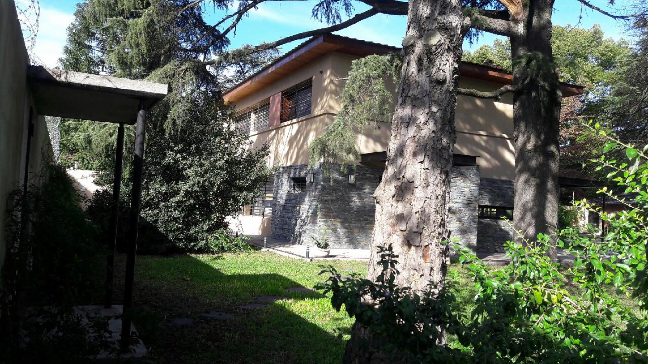 MODERNA CASA QUINTA pract. a estrenar 4000 m2 arbol. añosa 8 amb. para vivir y disfrutar - novoa propiedades