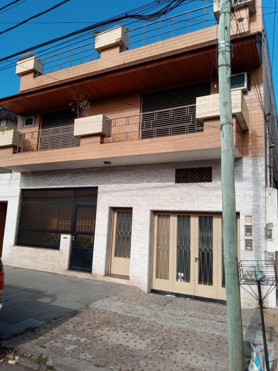CASA MULTIFAMILIAR CON GGE CUBIERTO  Y FONDO
