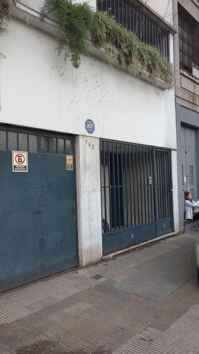 Excelente Propiedad en 2 plantas, con garage para 2 autos, fondo y piscina.