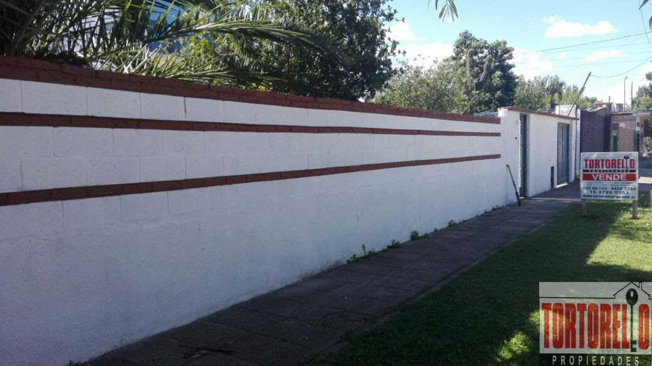 Casa en venta sobre importantisimo lote, 20 x 50 mts, Ituzaingo norte.-