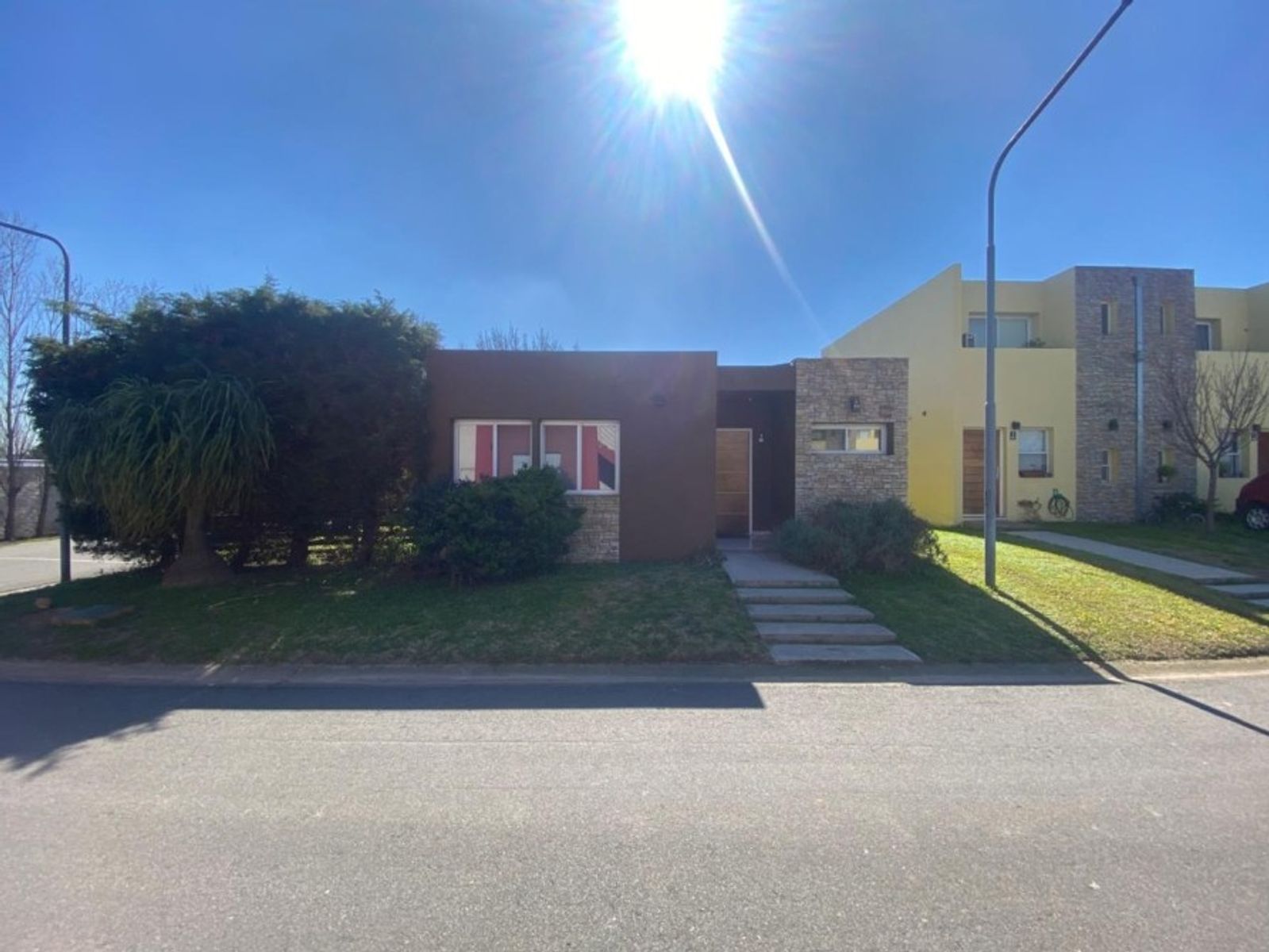 VENTA DE CASA 3 AMBIENTES EN BARRIO CERRADO LOS ROBLES - MONTE GRANDE - APTO CRÉDITO HIPOTECARIO.