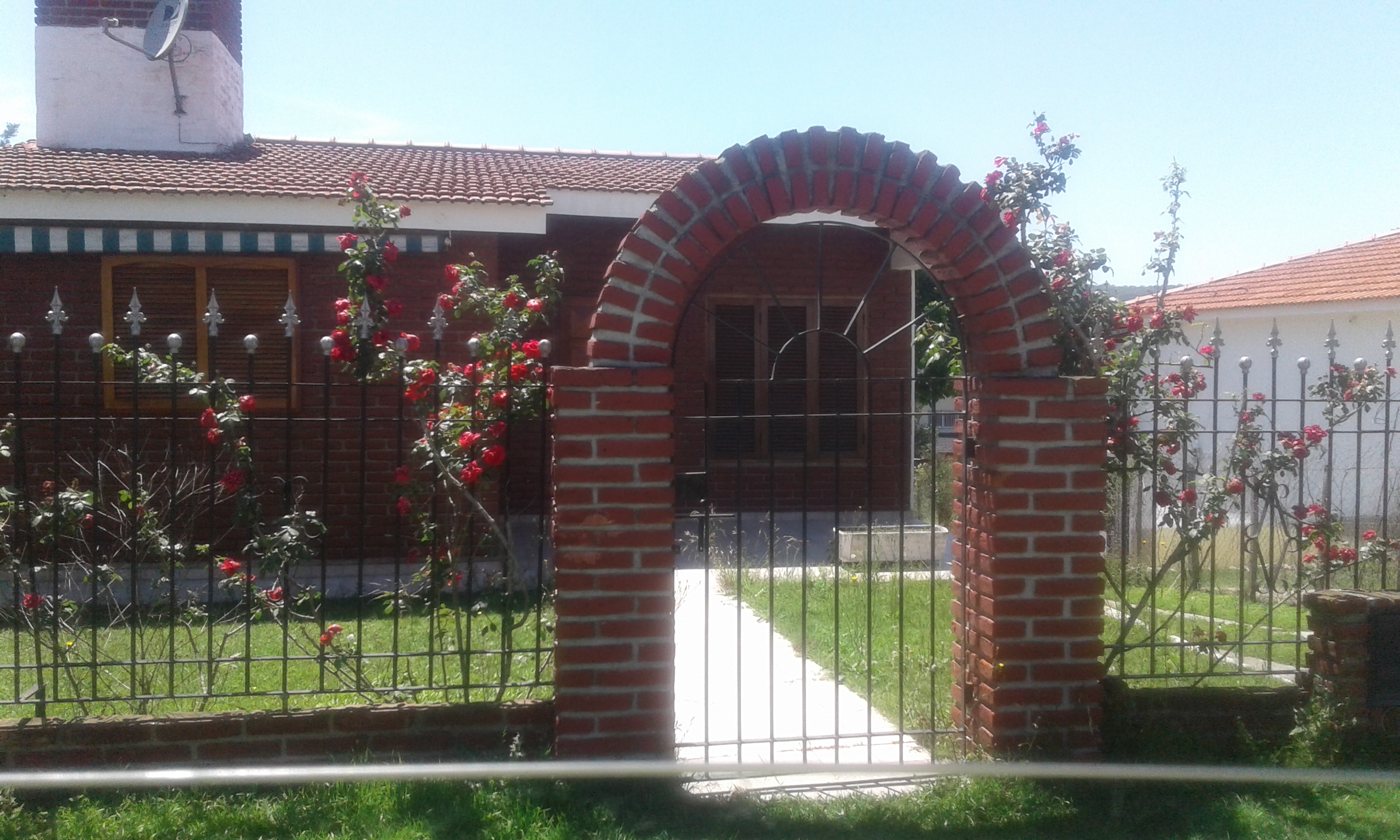 CHALET MUY LINDO. PARA 6 PERSONAS. CON PATIO. TERRAZA. PISCINA. COCHERA