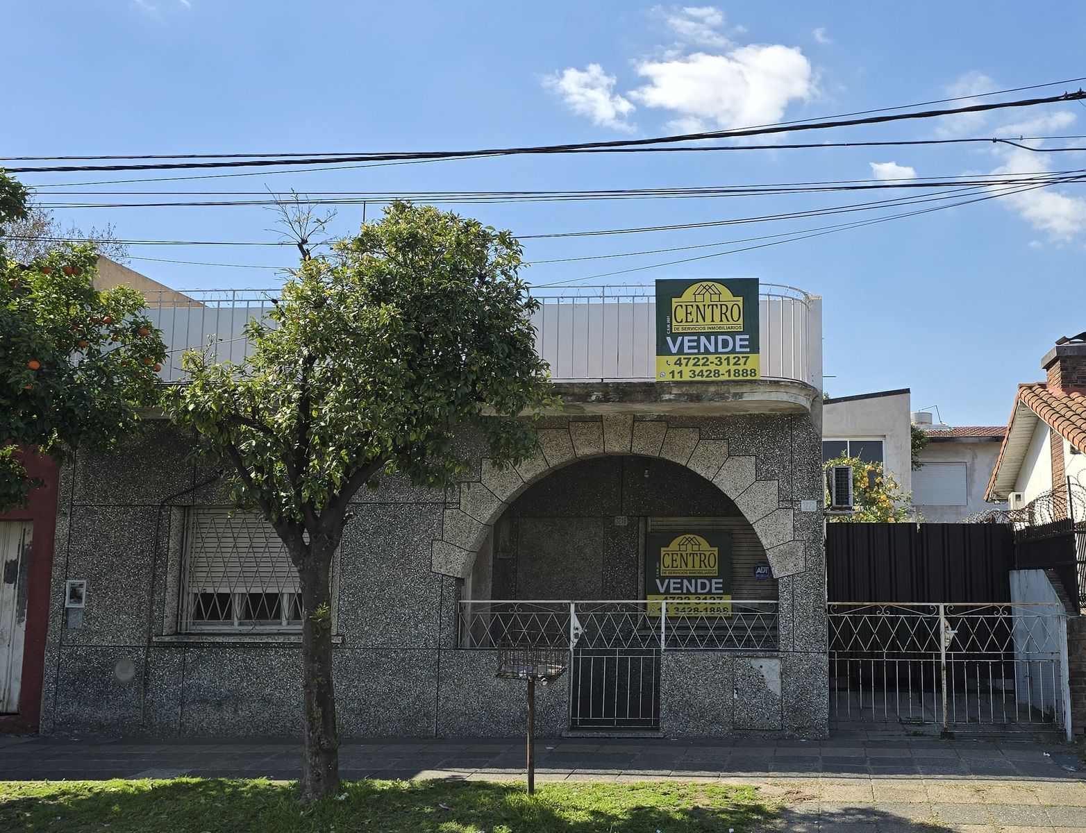 Importante ubicacion, casa 3 ambientes, excelente jardin, hermoso espacio verde, cochera
