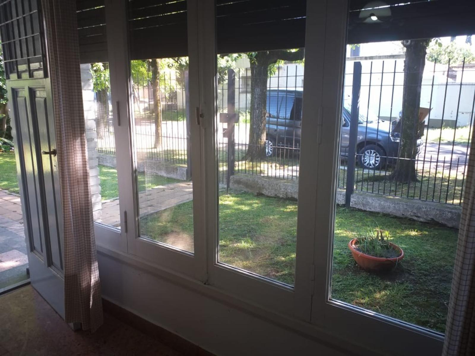 Casa de tres ambientes a la venta en Bella Vista