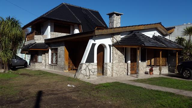 SE VENDE CHALET 5 AMBIENTES Y DTO 2 AMB. C/FONDO LIBRE Y PISCINA