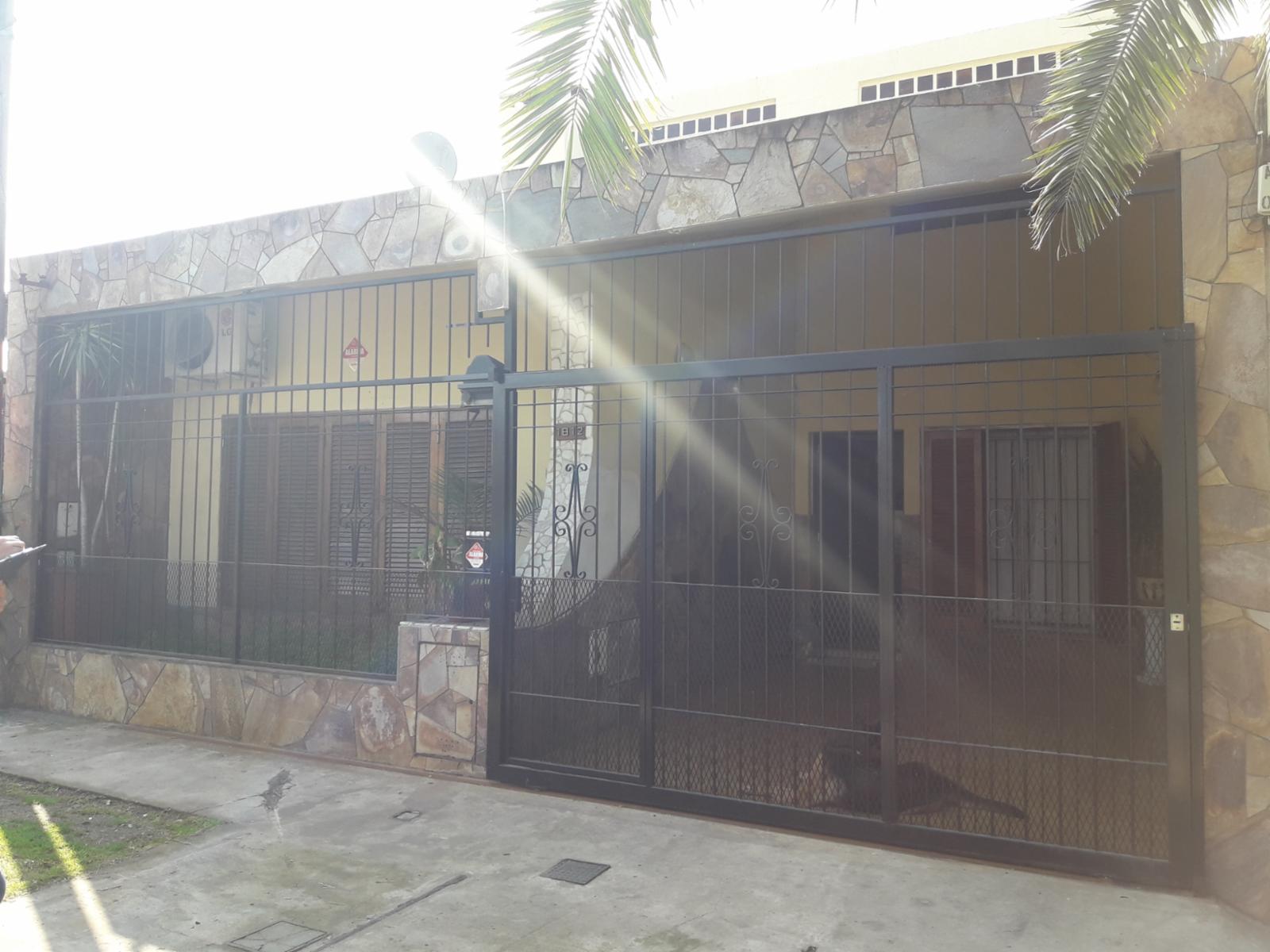 CASA DOS DORMITORIOS CON GARAGE Y QUINCHO