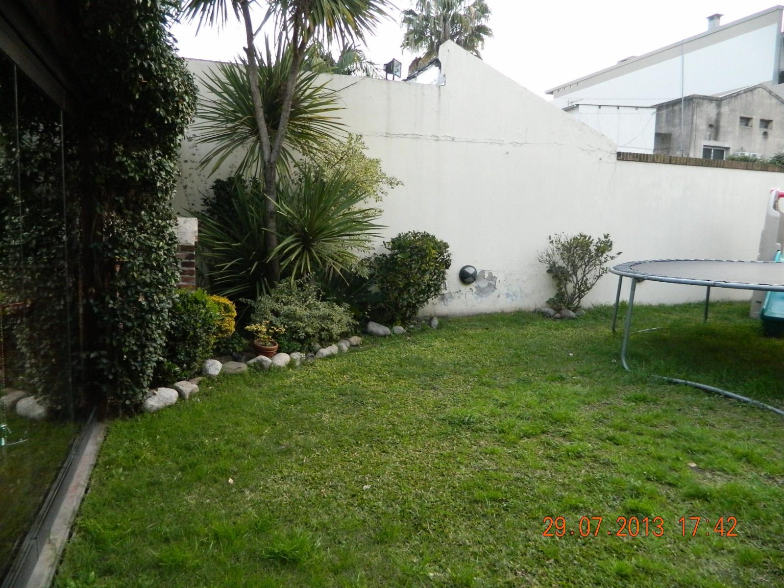 CASA 4 AMBIENTES , LOTE 8.66 X 43.18 MTS , JARDIN DE MAS DE 20 MTS Y PISCINA , EXC UBICACION