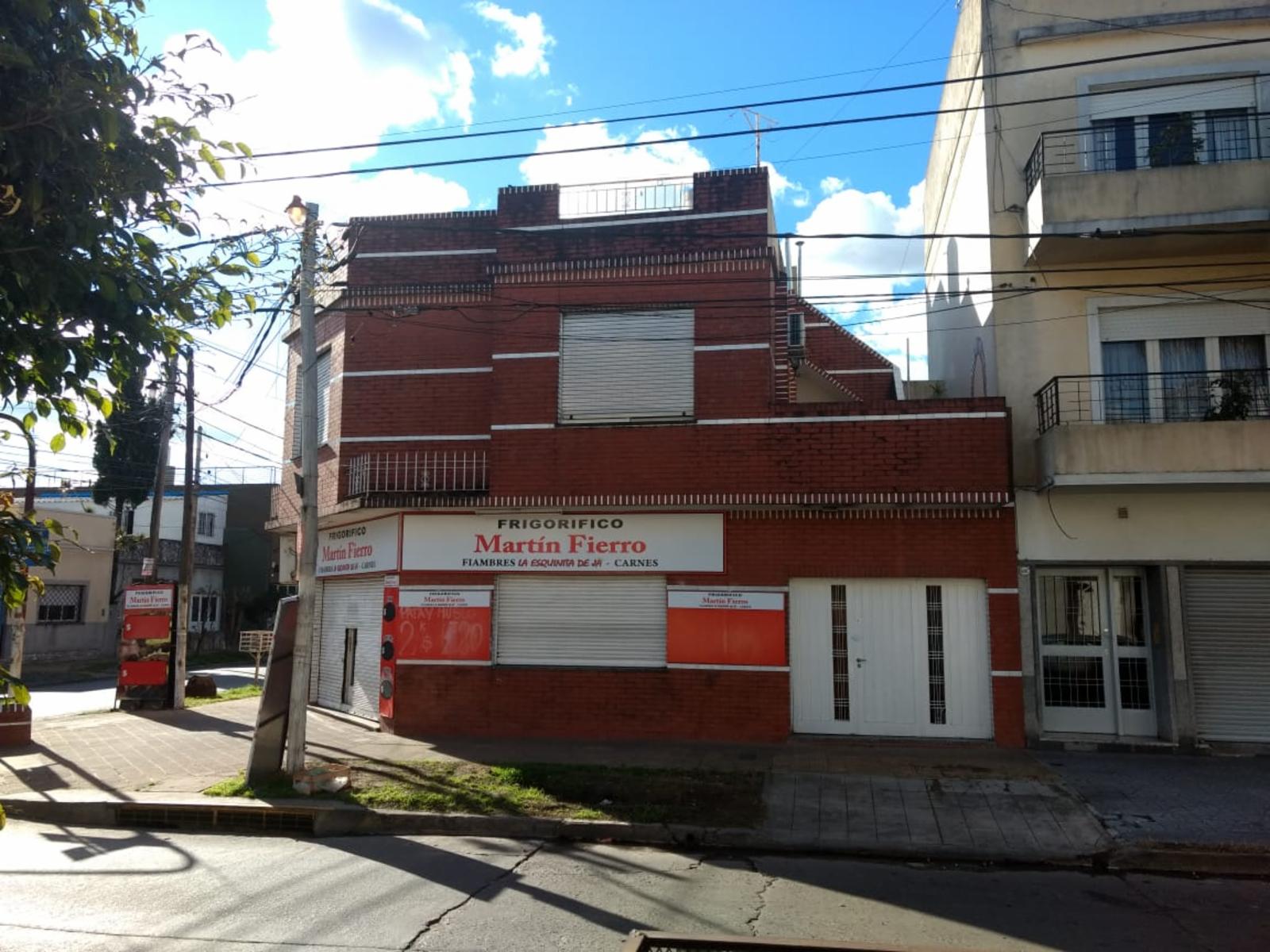 VENTA EN BLOQUE DE HERMOSA PROPIEDAD 3 AMBIENTES EN PLANTA BAJA AL FRENTE PLANTA ALTA,  MAS LOCAL CON COCHERA EN PLANTA BAJA.