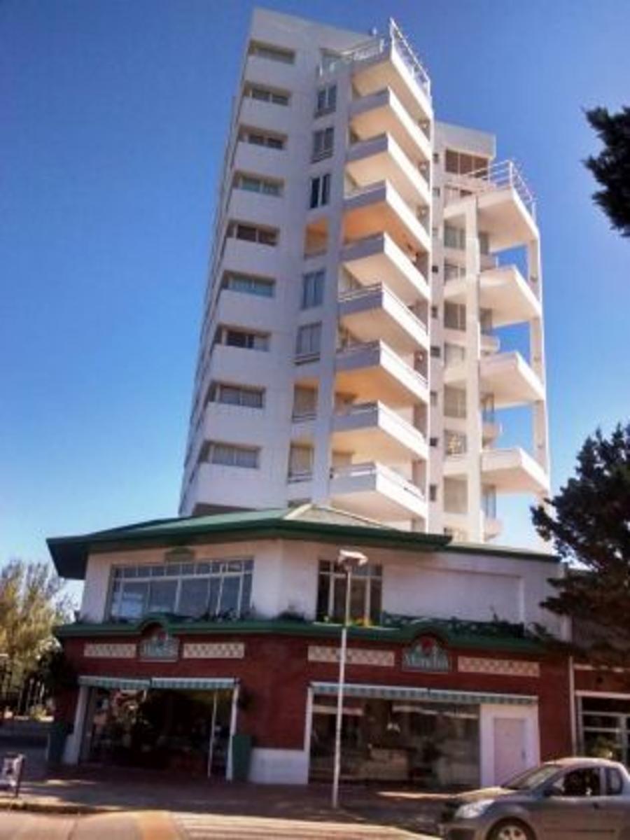 Semipiso en pleno centro de Pinamar.. Departamento en Venta.
