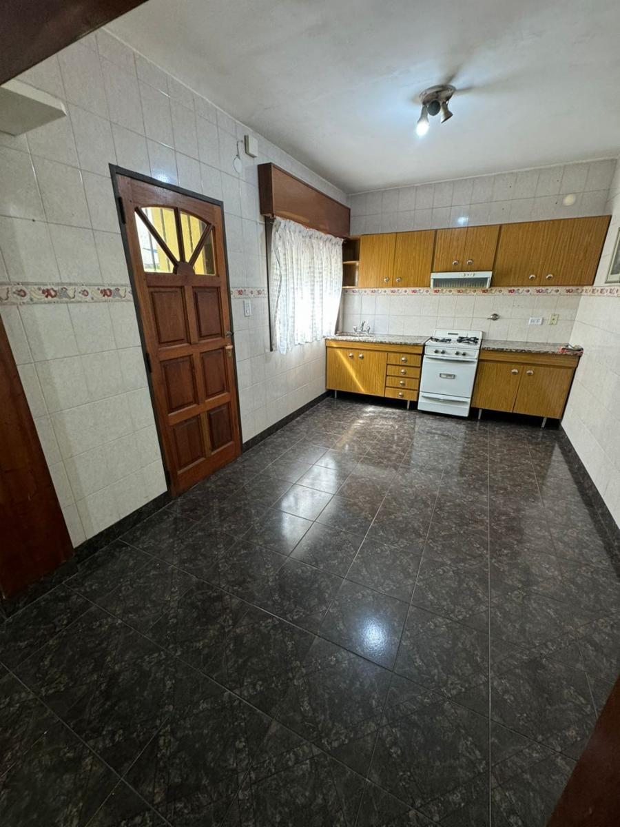 ALQUILER DE PH DOS AMBIENTES Y MEDIO CON PATIO Y LAVADERO, S/ EXPENSAS.