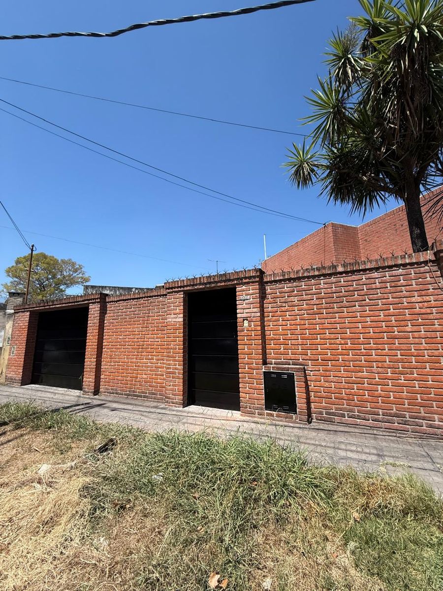 ALQUILER CASA TRES AMBIENTES CON COCHERA