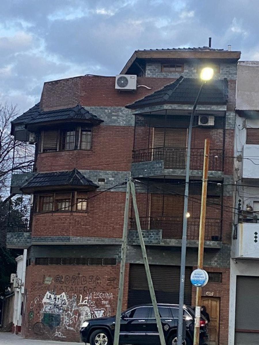 CASA PH , GALPON EN PLANTA BAJA Y PH DE 4 AMB IND 4 AMB, QUINCHO Y TERRAZA , CATEGORIA