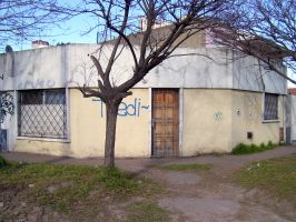 BURZACO. OPORTUNIDAD. CASA TIPO DPTO DE 2 AMBIENTES. EXCELENTE UBICACION. A 1 CDRA DE AV.HIPOLITO IRIGOYEN Y TAN SOLO 8 DE LA ESTACION.
