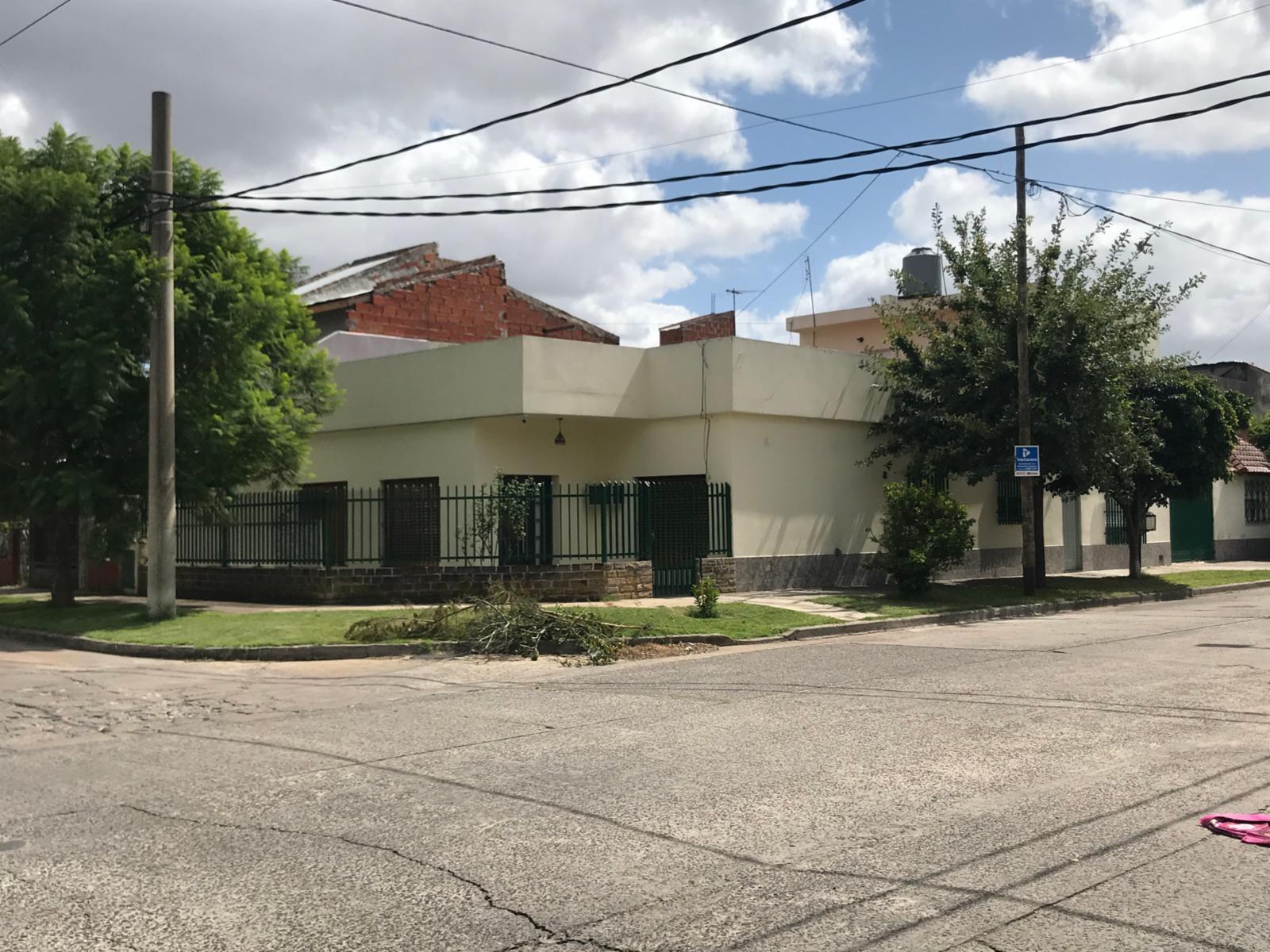 VENTA - CASA  CON DOS VIVIENDAS - SOBRE LOTE 10 x 30 EN ESQUINA