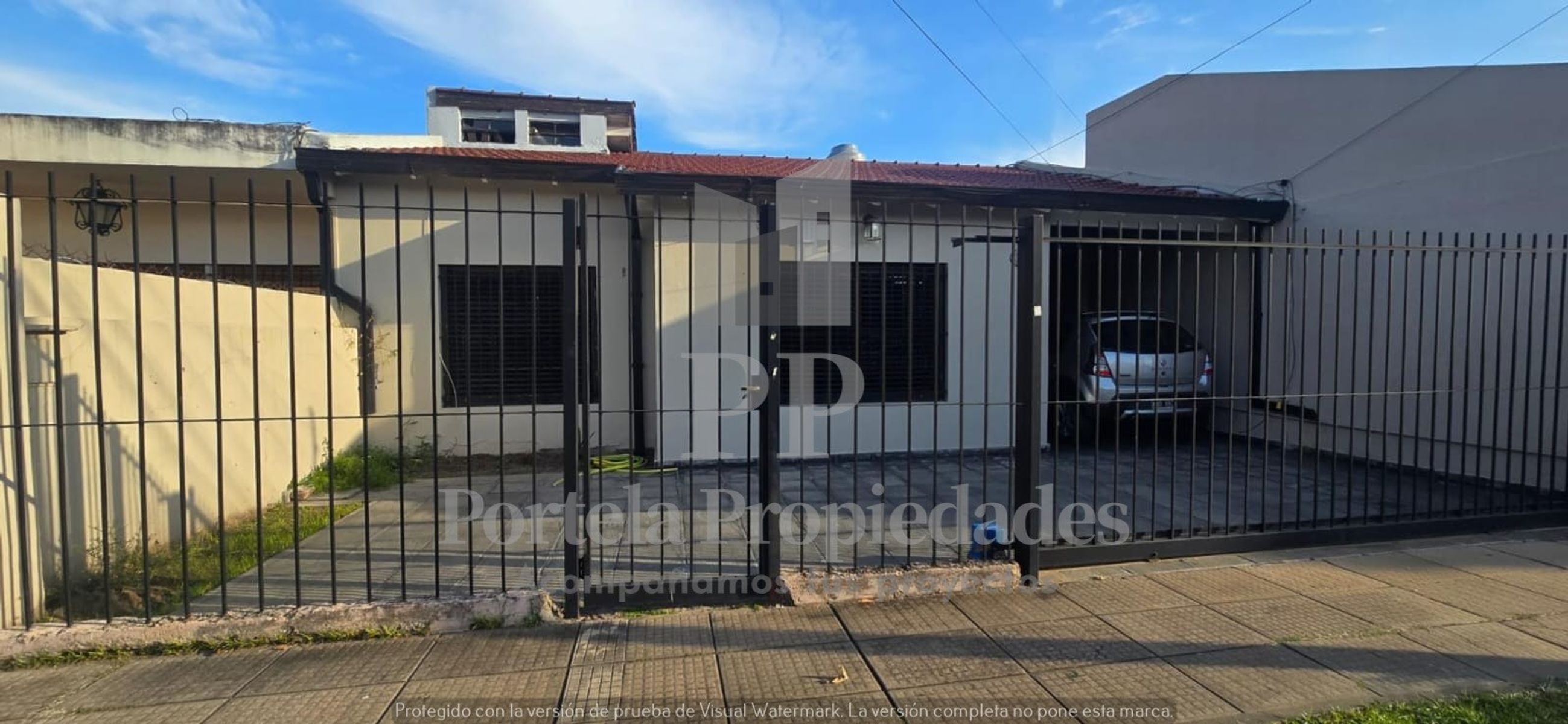CASA 4 AMBIENTES CON PILETA Y FONDO CASTELAR SUR