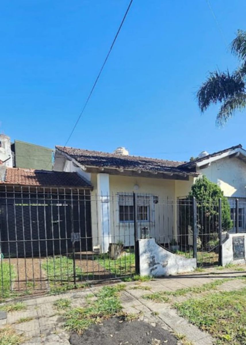 -CHALET EN VENTA DE 3 AMBIENTES-ITUZAINGO