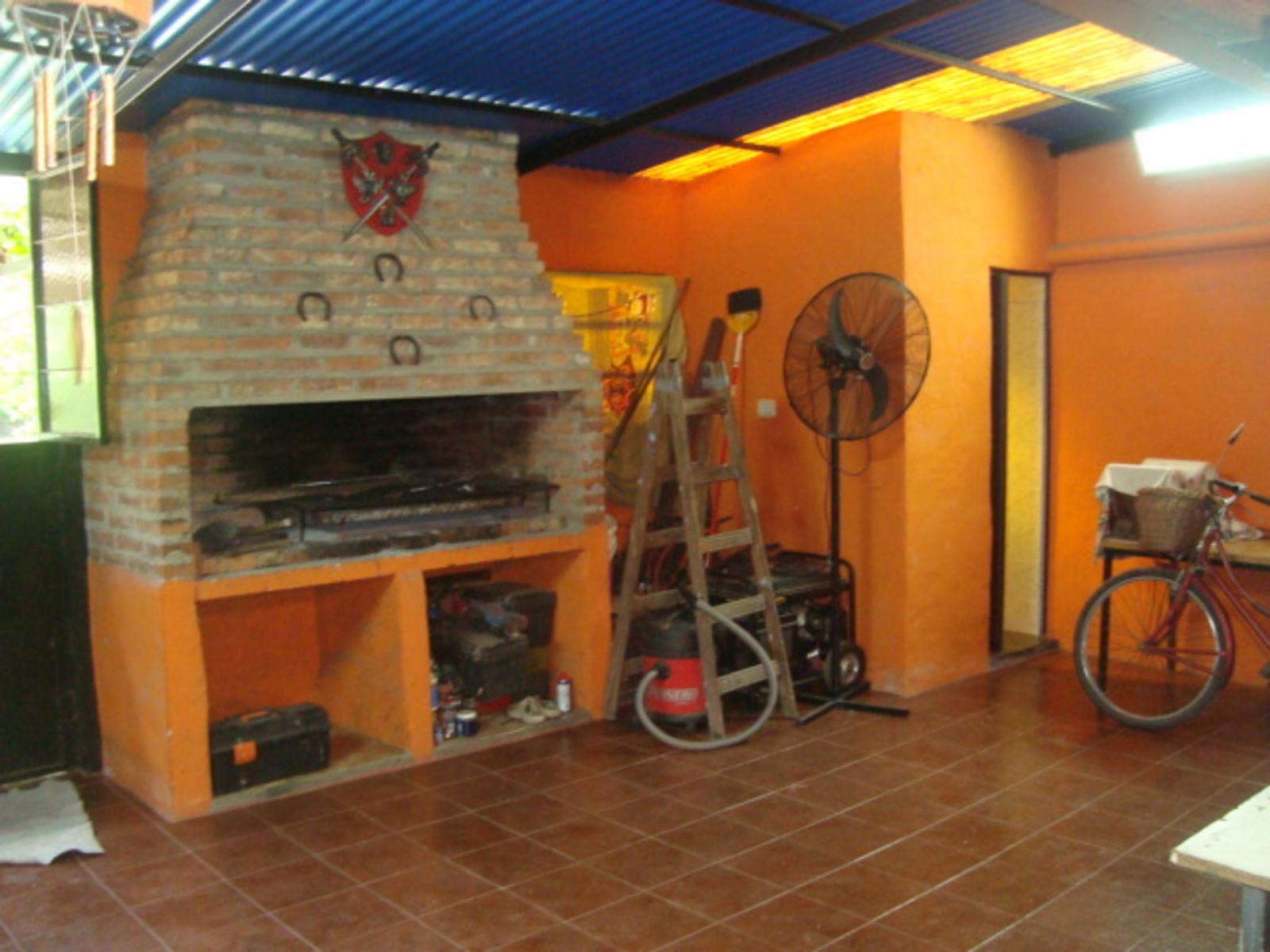 BURZACO -CORIMAYO -HERMOSO CHALET VARIOS AMBIENTES - SOBRE LOTE 12 X 42 MTS. AMPLIO JARDÍN AL FTE, CON GARAJE CUBIERTO P/3 AUTOS Y GALERÍA CIRCUNDANTE EN FTE.
