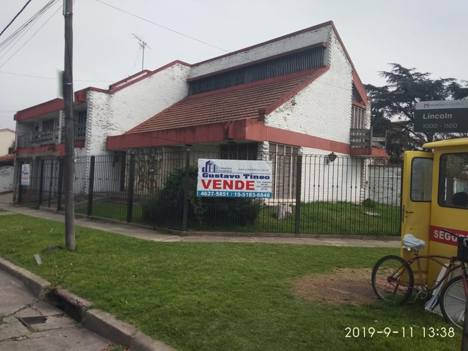 CASA DE  DOS PLANTAS DE 450 m² EN ESQUINA BIEN EQUIPADA Y CON TODO EL CONFORT QUE UNO PUEDA DESEAR EN CASTELAR