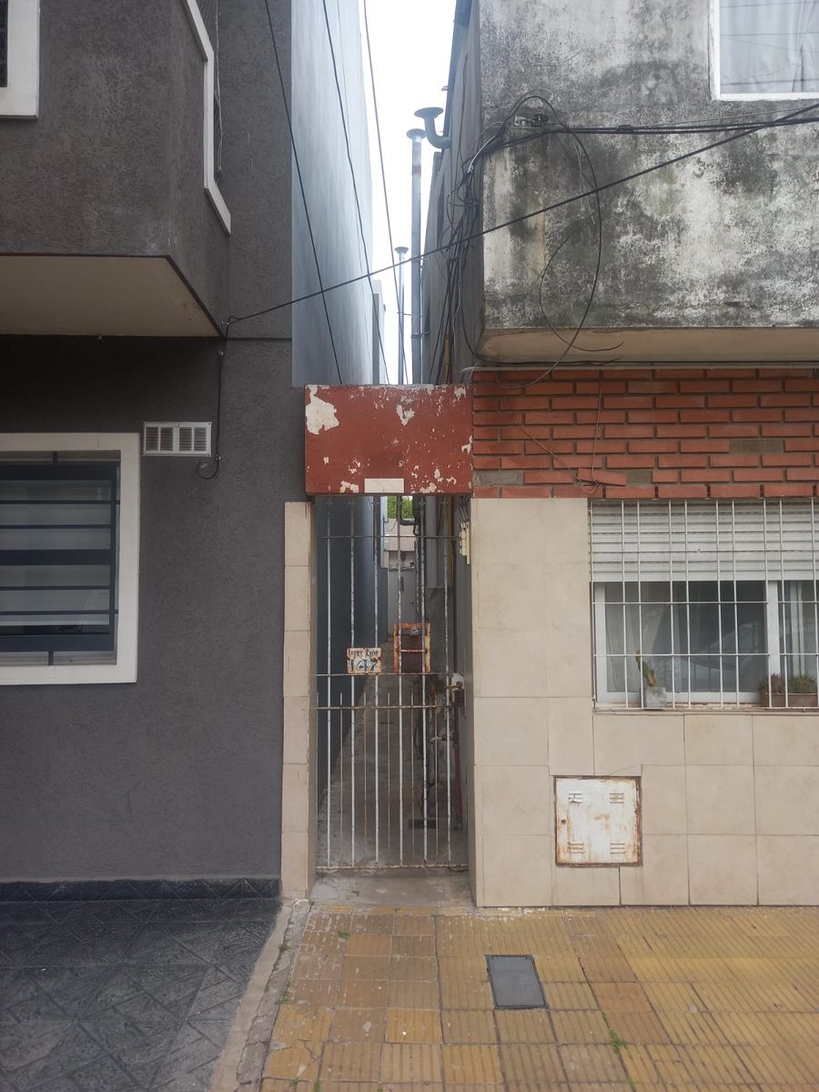 Departamento tipo casa 4 ambientes con balcon aterrazado. Villa Luzuriaga