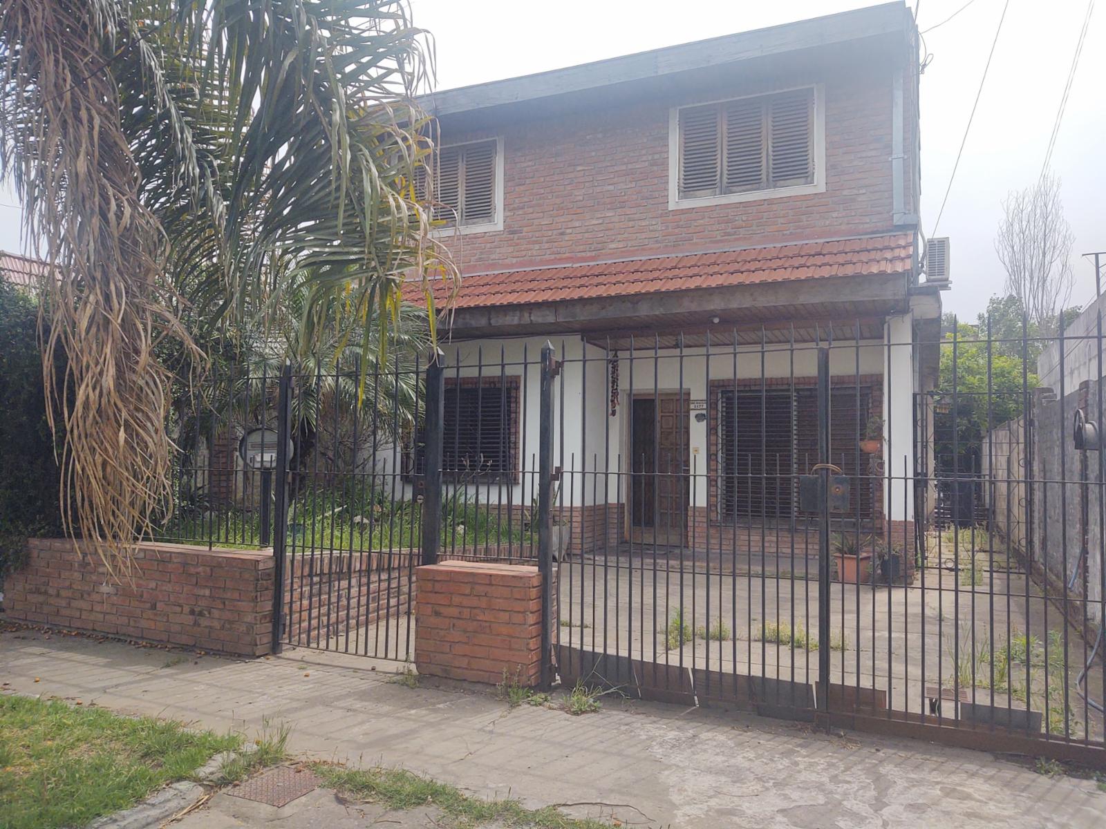 CHALET EN DOS PLANTAS EN EXCELENTE ZONA EN CASTELAR
