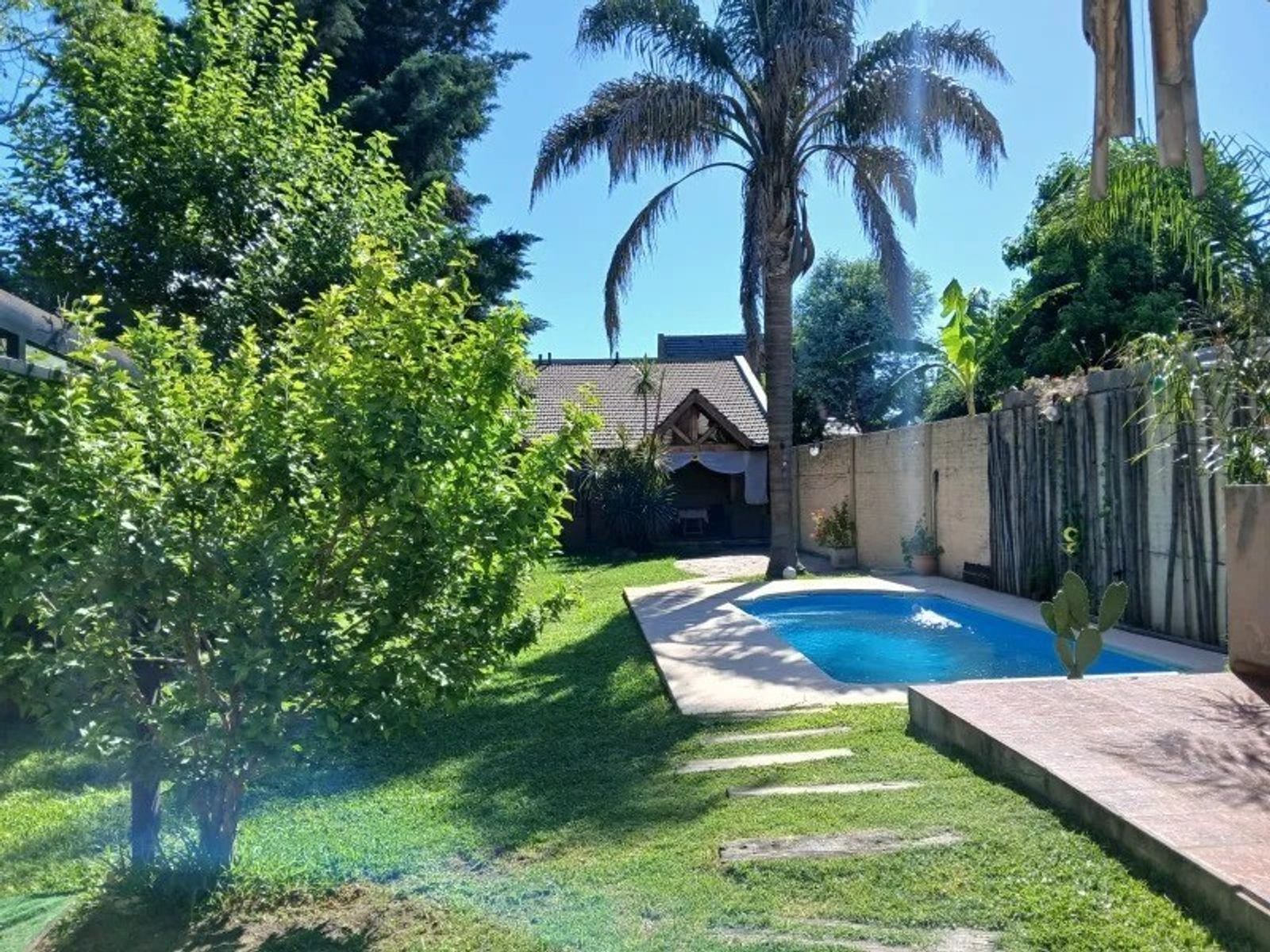 VENTA CHALET 4 AMBIENTES QUINCHO, PILETA Y COCHERA EL PALOMAR