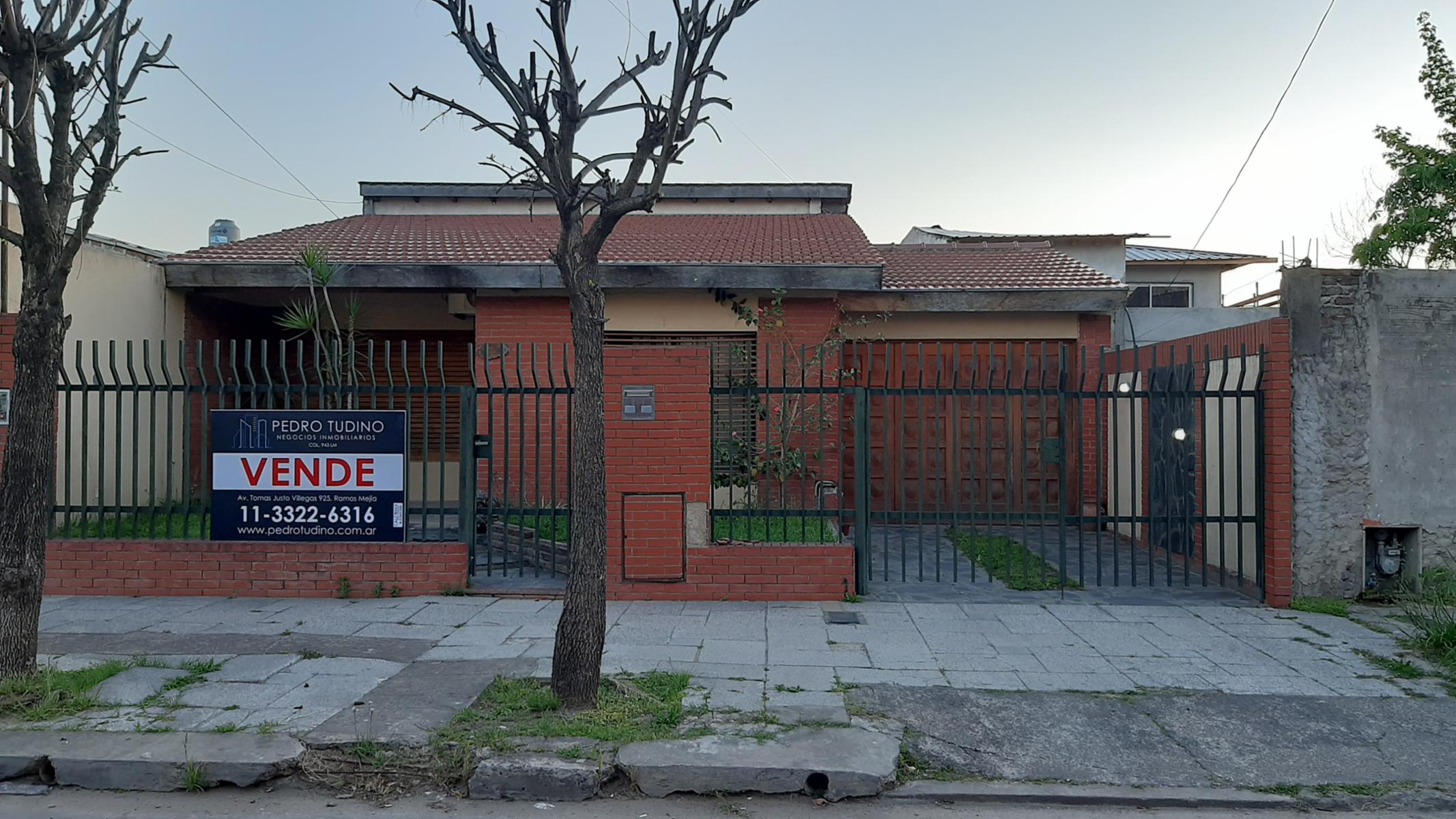 Excelente Chalet en Isidro Casanova, Barrio San Carlos