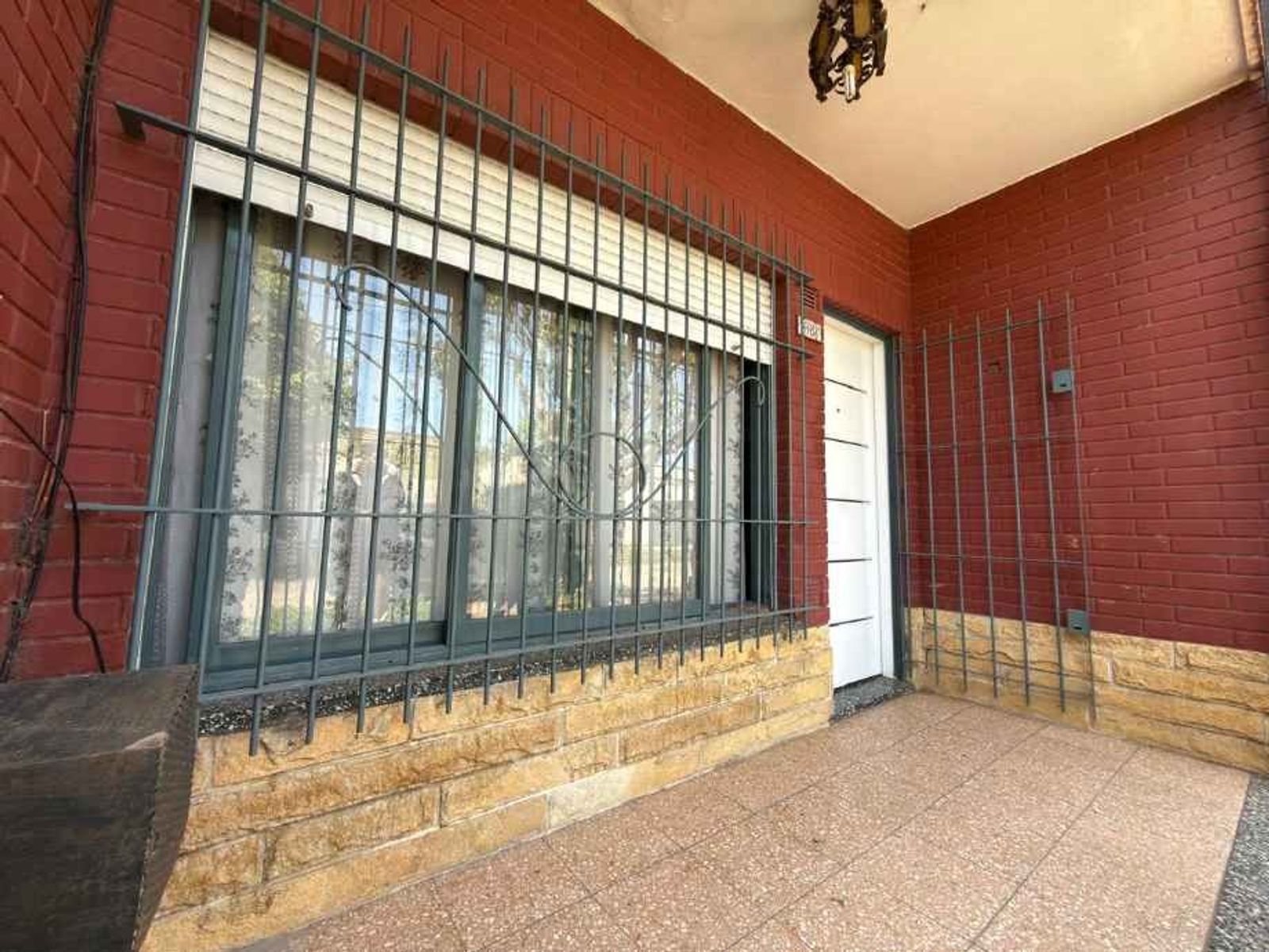 CASA CON 3 LOCALES COMERCIALES EN VENTA EN MORON SUR