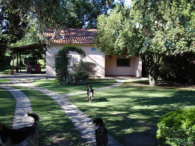 CASA QUINTA S/2100 m2. DOS CASAS UNA DE ELLAS NUEVA MODERNA Y LUMINOSA -  ASFALTO Y GAS NAT. PRÓX. COLEGIOS Y COMERC. L/NORTE LA REJA CENTRO . NOVOA PROPIEDADES