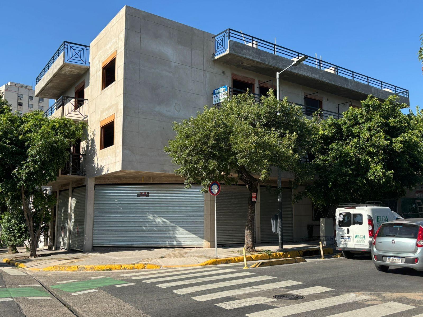 Local esquina A ESTRENAR 118mts 5 vidrieras s/exp Persianas 2  baños
