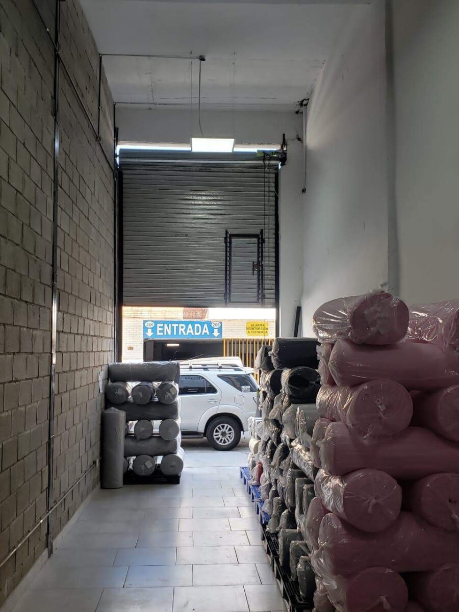 Local PB + Entrepiso + Planta alta - Zona comercial - Flores - 260m²