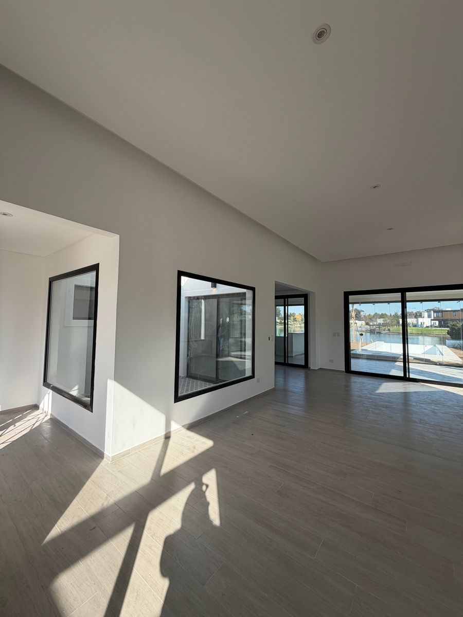Los Arenales 1110 · Escobar — foto 17