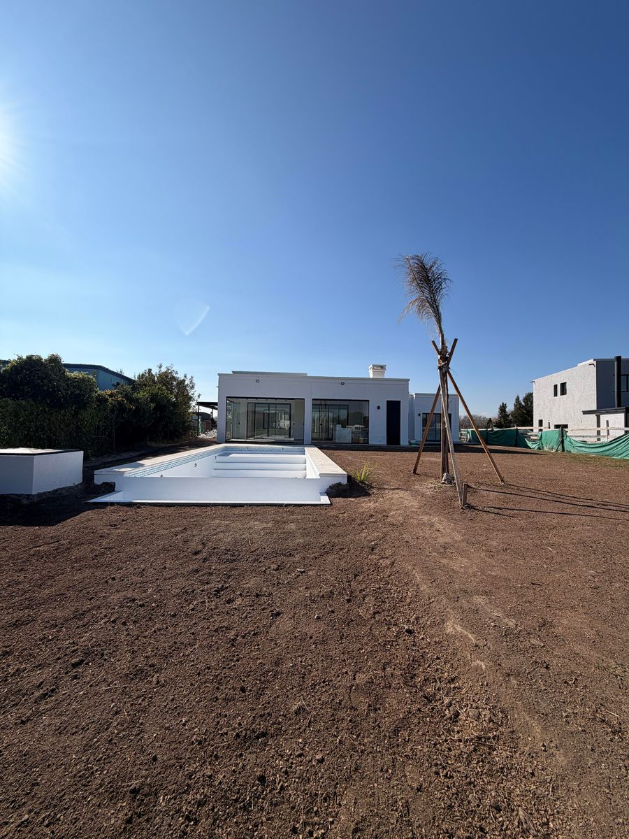 Los Arenales 1110 · Escobar — foto 5